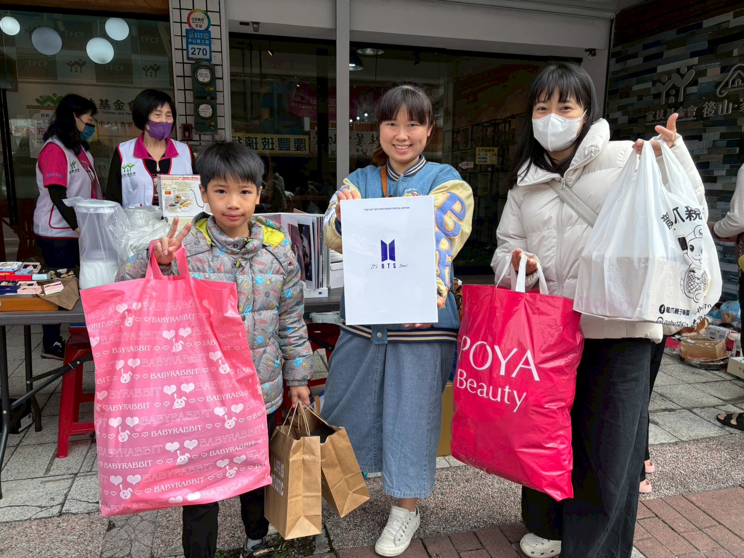 民眾選購義賣商品，邊逛街邊響應公益（吉安）
