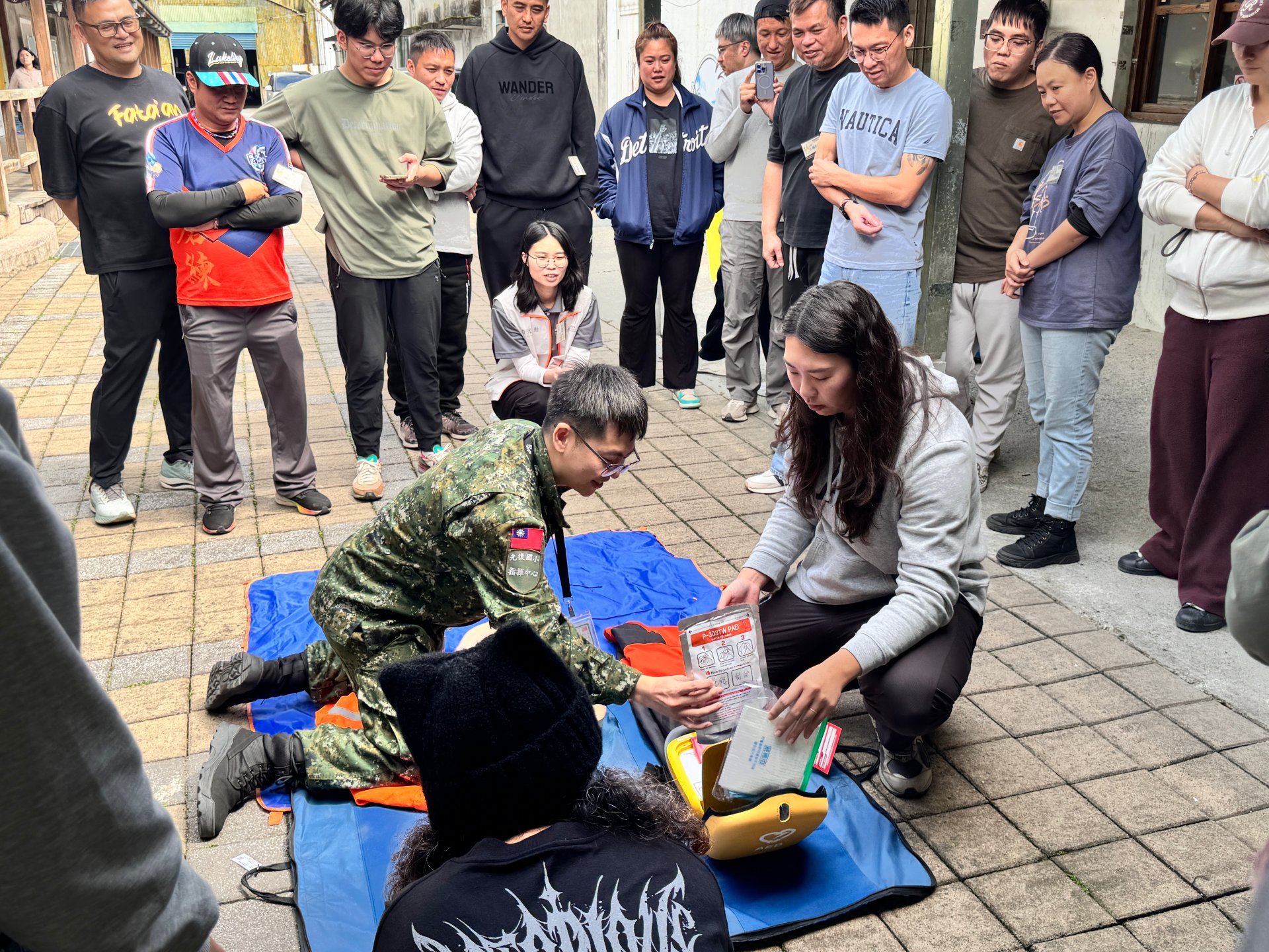 慈濟與微光行動協會合辦光復鄉防災士培訓課程，學員認真學習急救流程與操作AED。 