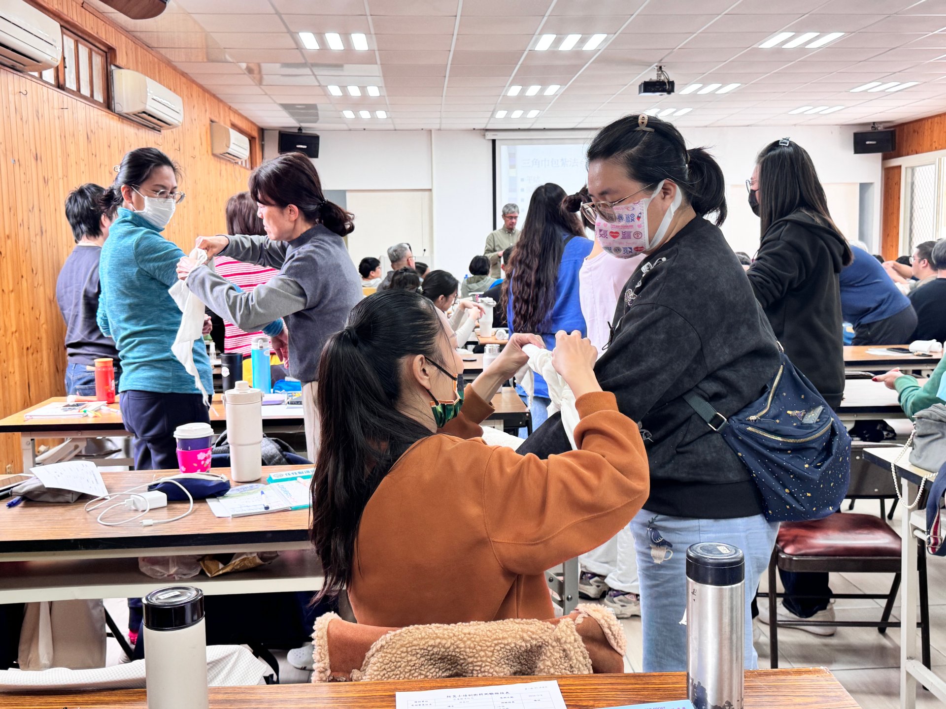 光復鄉防災士培訓課程，在教官說明下學員互相練習包紮。