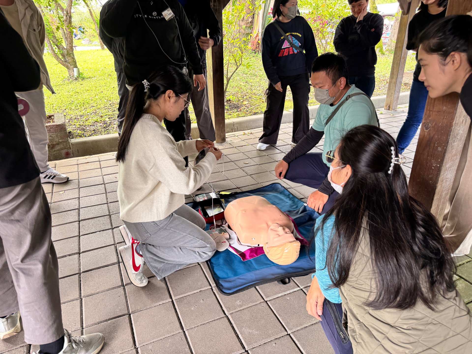 慈濟與微光行動協會合辦光復鄉防災士培訓課程，學員認真學習急救流程與操作AED。