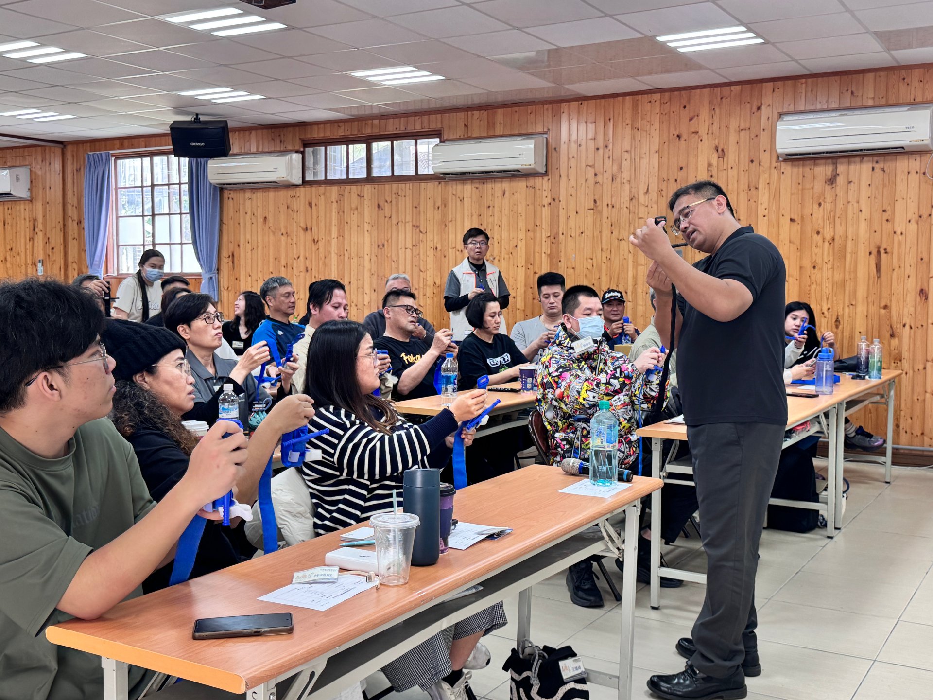 課程邀請花蓮縣消防局第一大隊副隊長温宗豪授課基礎急救訓練，温宗豪說明止血帶用法