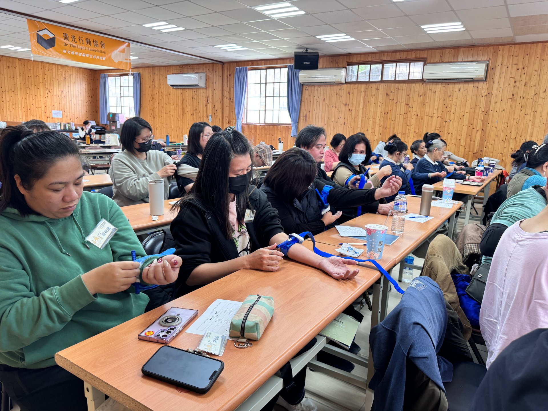 基礎急救訓練課程上，學員認真練習