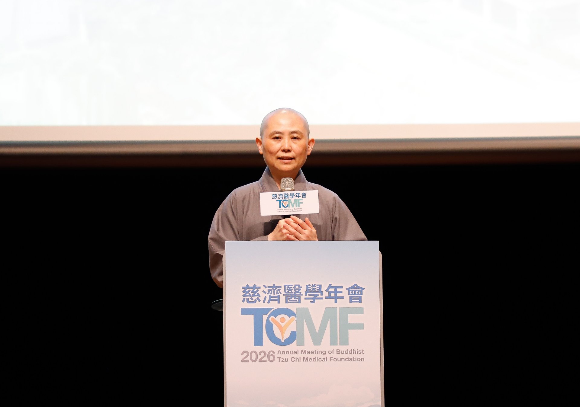 德松師父分享，證嚴上人提到醫療要有科技，更要有人文；醫術要精進，醫德更要深厚；當醫療與教育結合，慈善與人文同行，就能培養更多真正守護生命的菩薩。