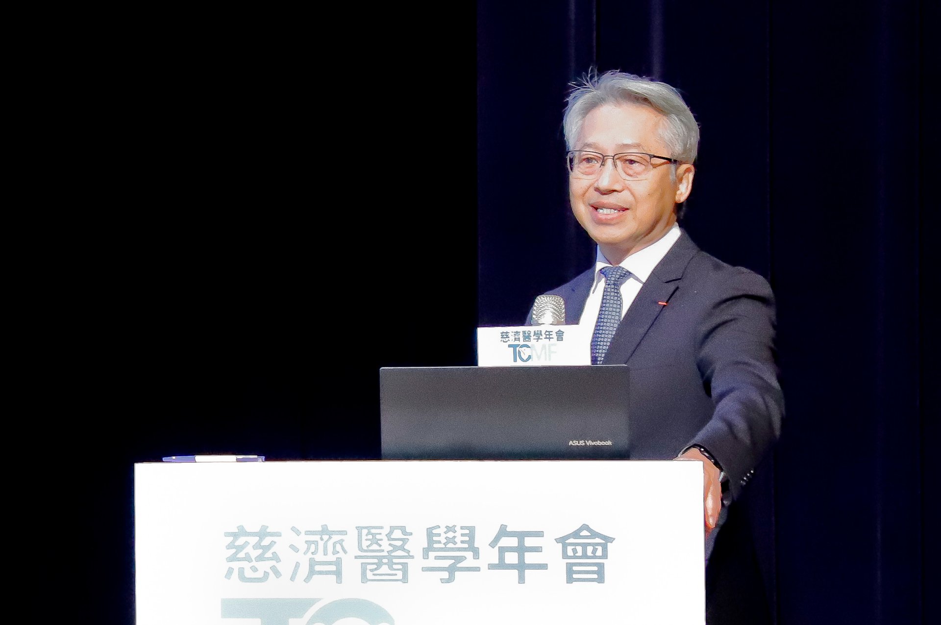 中研院廖俊智院長以「AI時代的醫療與人文發展」，進行專題演講，回顧慈濟慈善與醫療對臺灣社會的貢獻，並將AI進步神速的發展與未來，做了精確的分析解說。