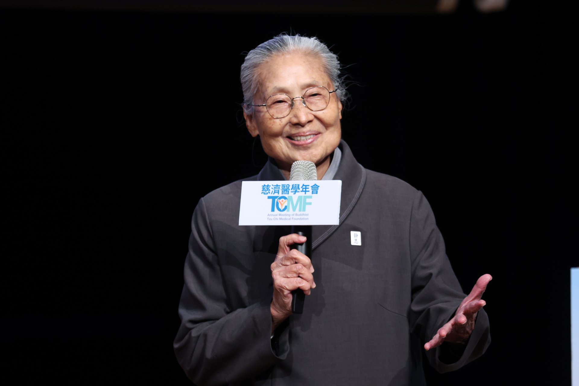 林碧玉副總執行長以「一念初心‧夢想成真：慈濟醫療四十年」特別演講，細數慈濟六十年來的一步一腳印。