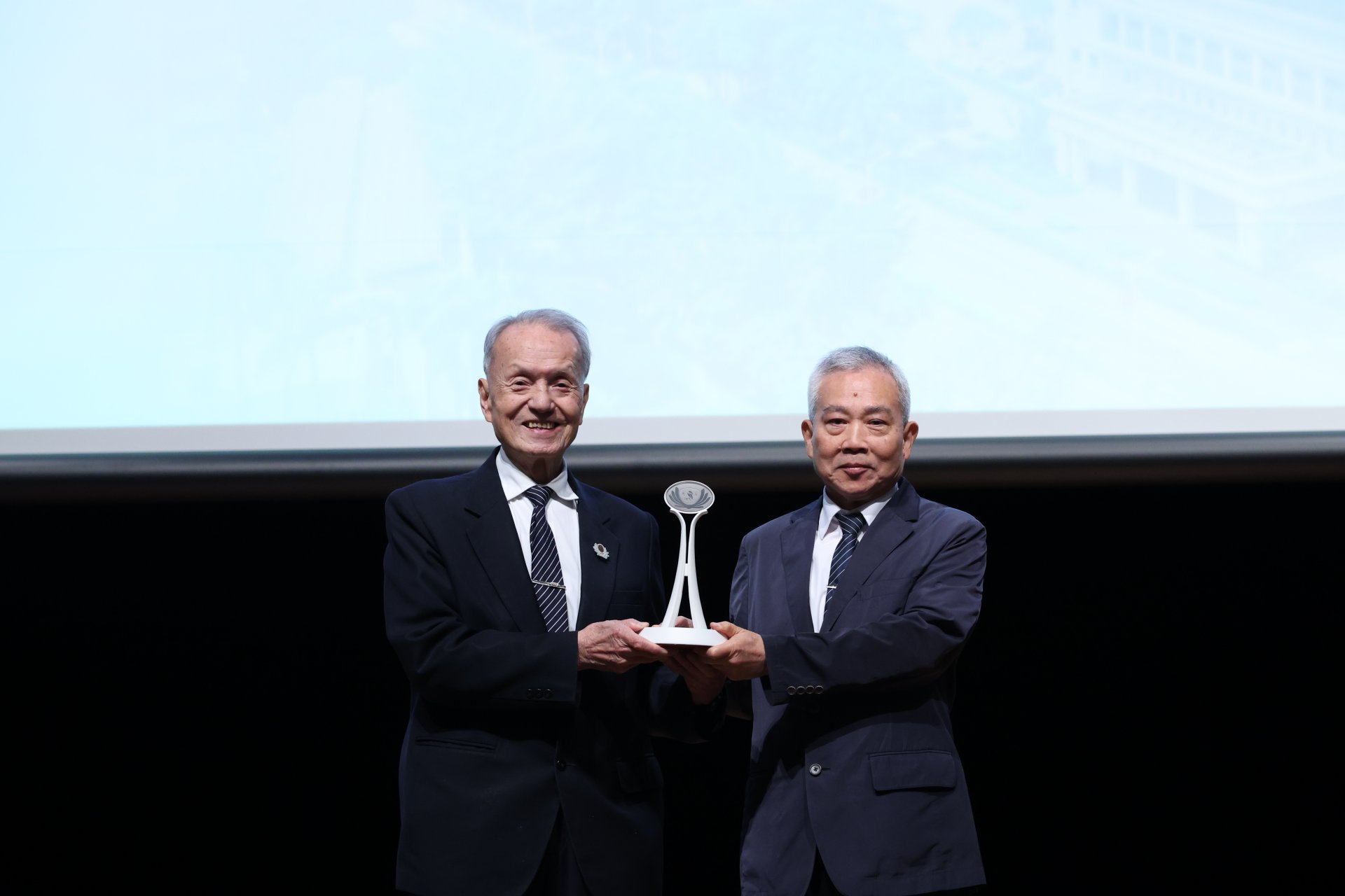 深根花東35年的王志鴻副院長(右)獲頒慈濟醫療典範獎，他說自己是每天工作得很愉快的老醫師，感恩慈濟上人的支持、同仁的包容、家人的愛。