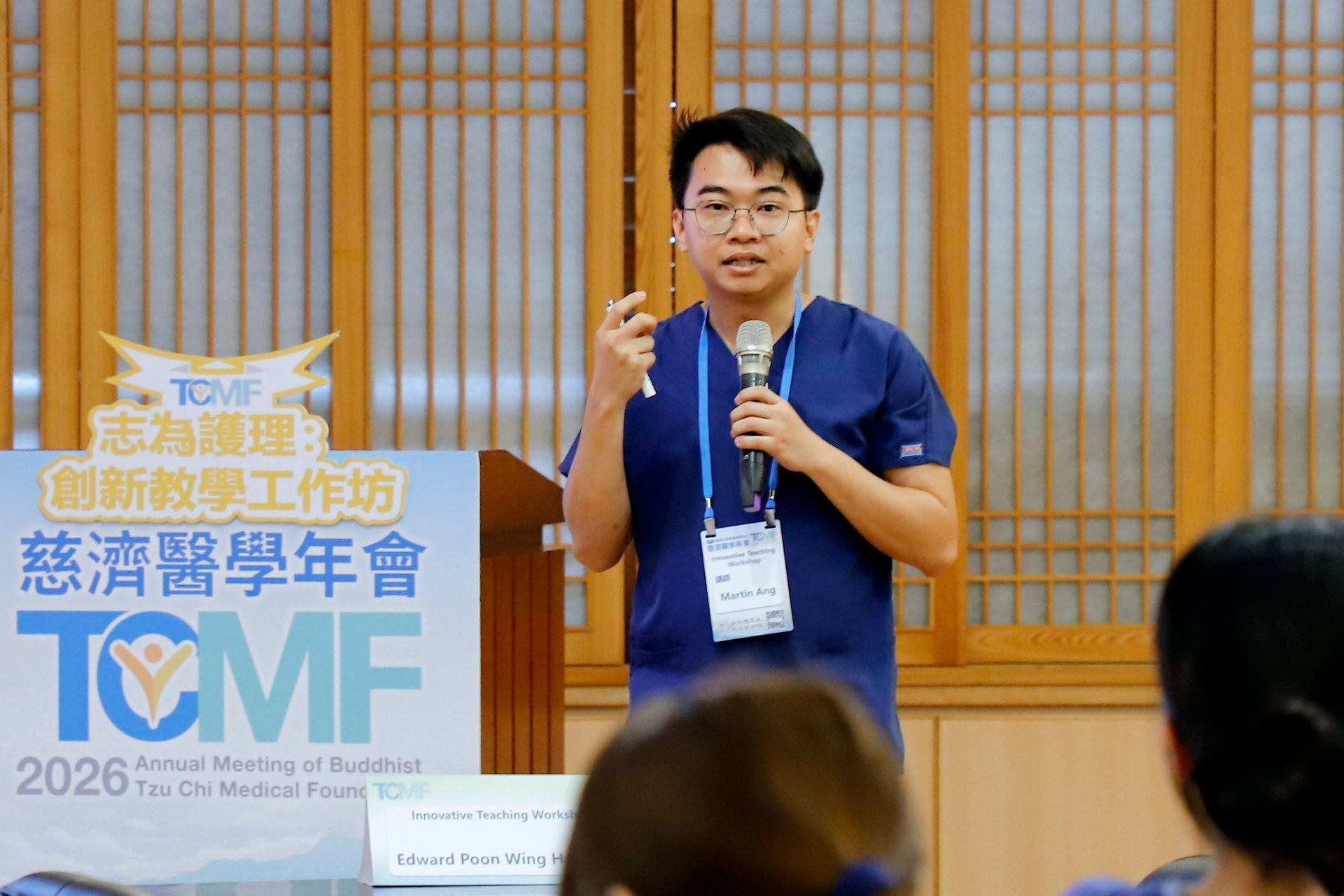 洪成福講師說明,若回應過於簡短或語氣出現猶豫停頓,系統會提示學員調整回應方式。