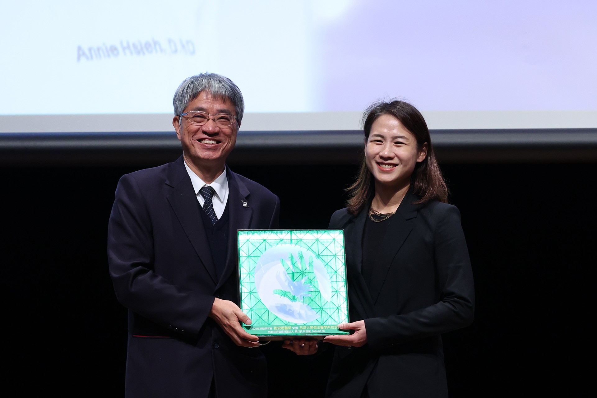 慈濟大學92級校友謝安妮醫師「2026年慈濟醫學年會慈濟傑出醫學系校友獎」，並於3月8日的頒獎典禮中，由慈濟大學副校長陳宗鷹親自頒獎。