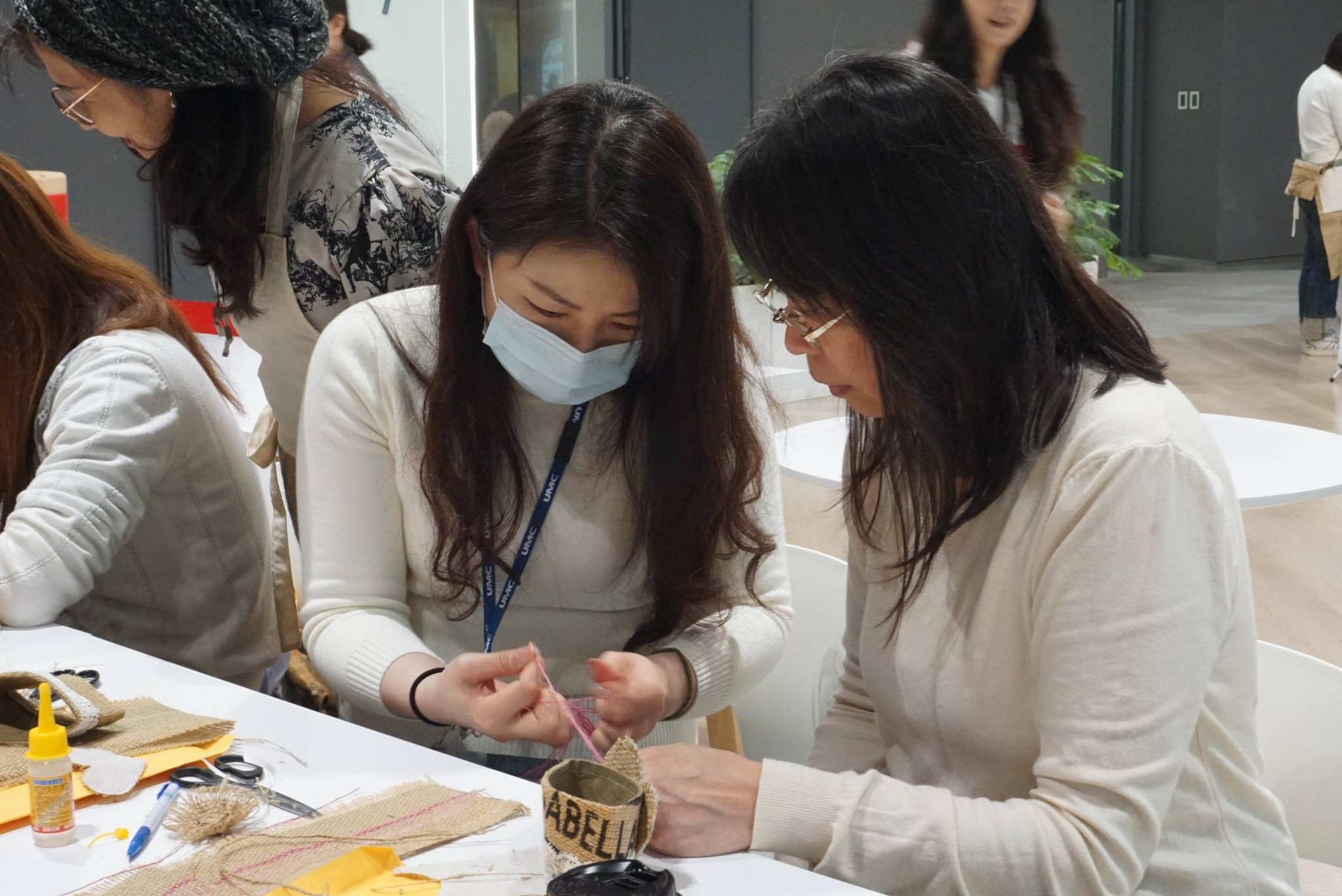聯電員工體驗麻布豆袋再生DIY(照片來源聯電)。