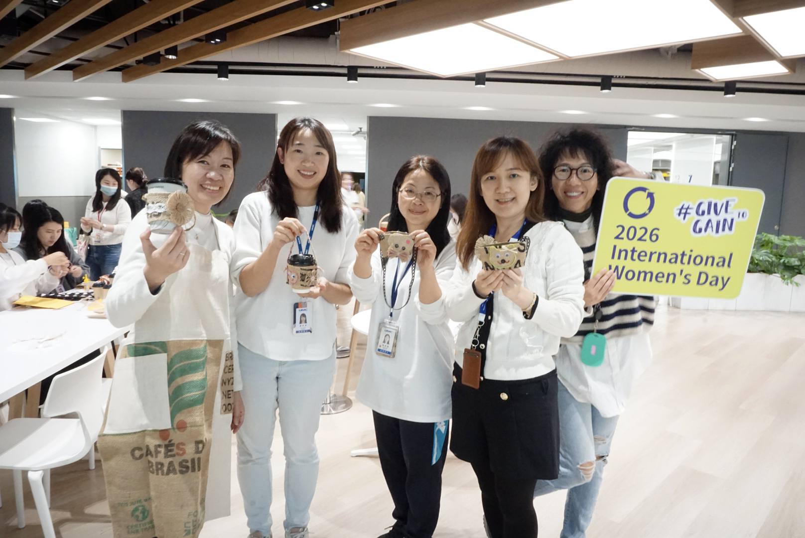 蘆葦女力與聯電攜手響應國際婦女節，以循環設計體驗實踐循環共好(左一為蘆葦女力秘書長洪寧，及聯電同仁的體驗創作)照片提供聯電。