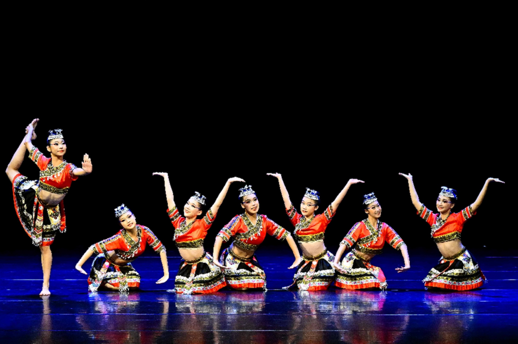 楚殷舞蹈工作室《苗山踏歌》。