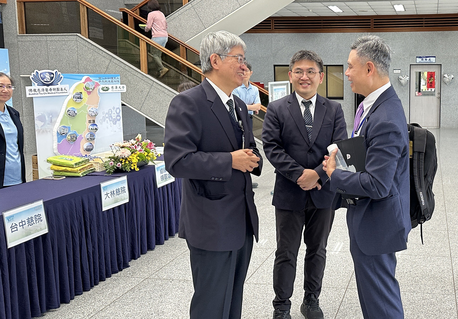 清邁大學校長與慈大陳宗鷹副校長互動交流。