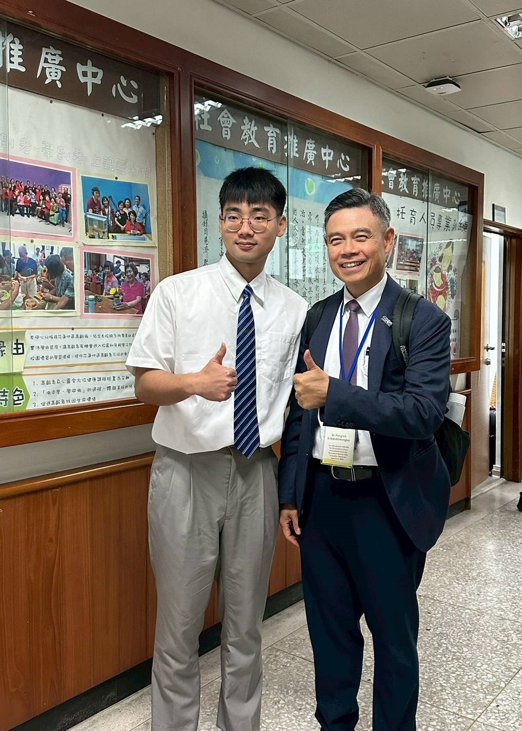 曾至清邁大學當交換生的外語系黃茂霖，和清邁大學校長合影。