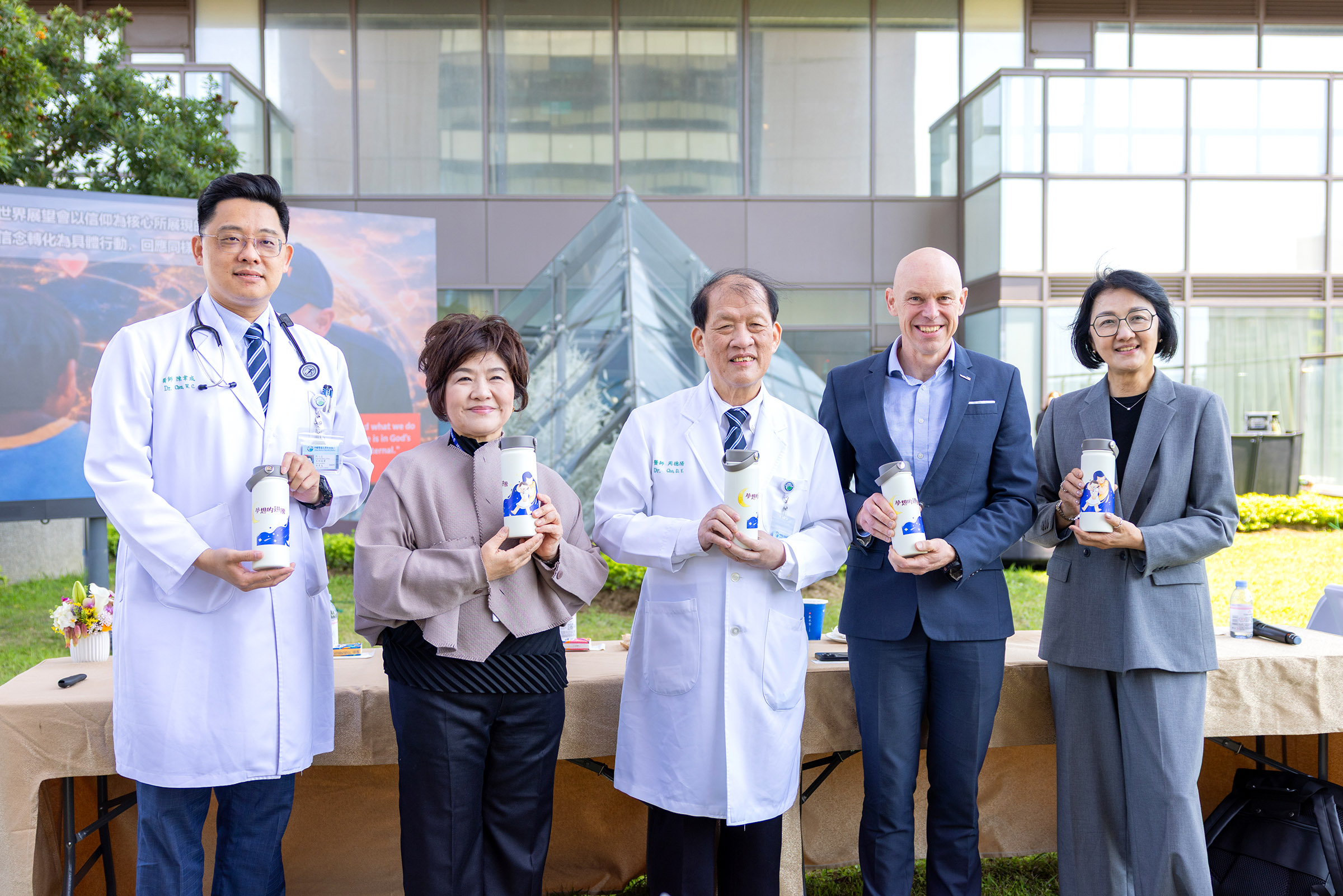 世界展望會國際總裁安德魯‧莫利(右二)拜訪中國醫藥大學附設醫院院長周德陽(右三)，感謝中醫大附醫長期關懷脆弱社區與女孩權利，和展望會攜手為孩子傳遞勇敢逐夢的希望。(台灣世界展望會提供)