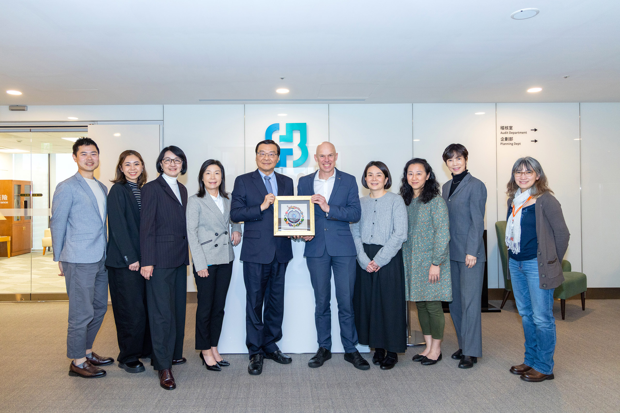 世界展望會國際總裁安德魯‧莫利(右五)拜訪公益夥伴富邦金控，與富邦金控副董事長曾銘宗(左五)及團隊會面。展望會感謝富邦金控12年來關懷國內外脆弱兒童，支持人道援助工作。(台灣世界展望會提供)