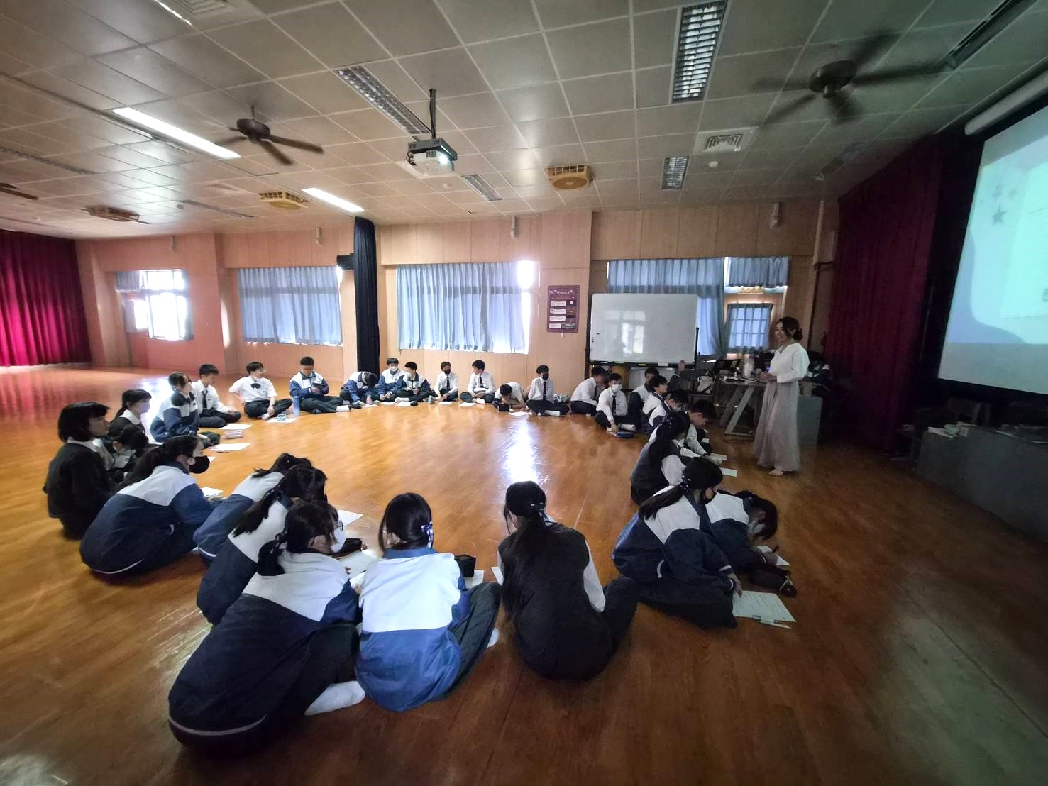 國一合心班講師帶領同學進行團體互動培養交流能力。