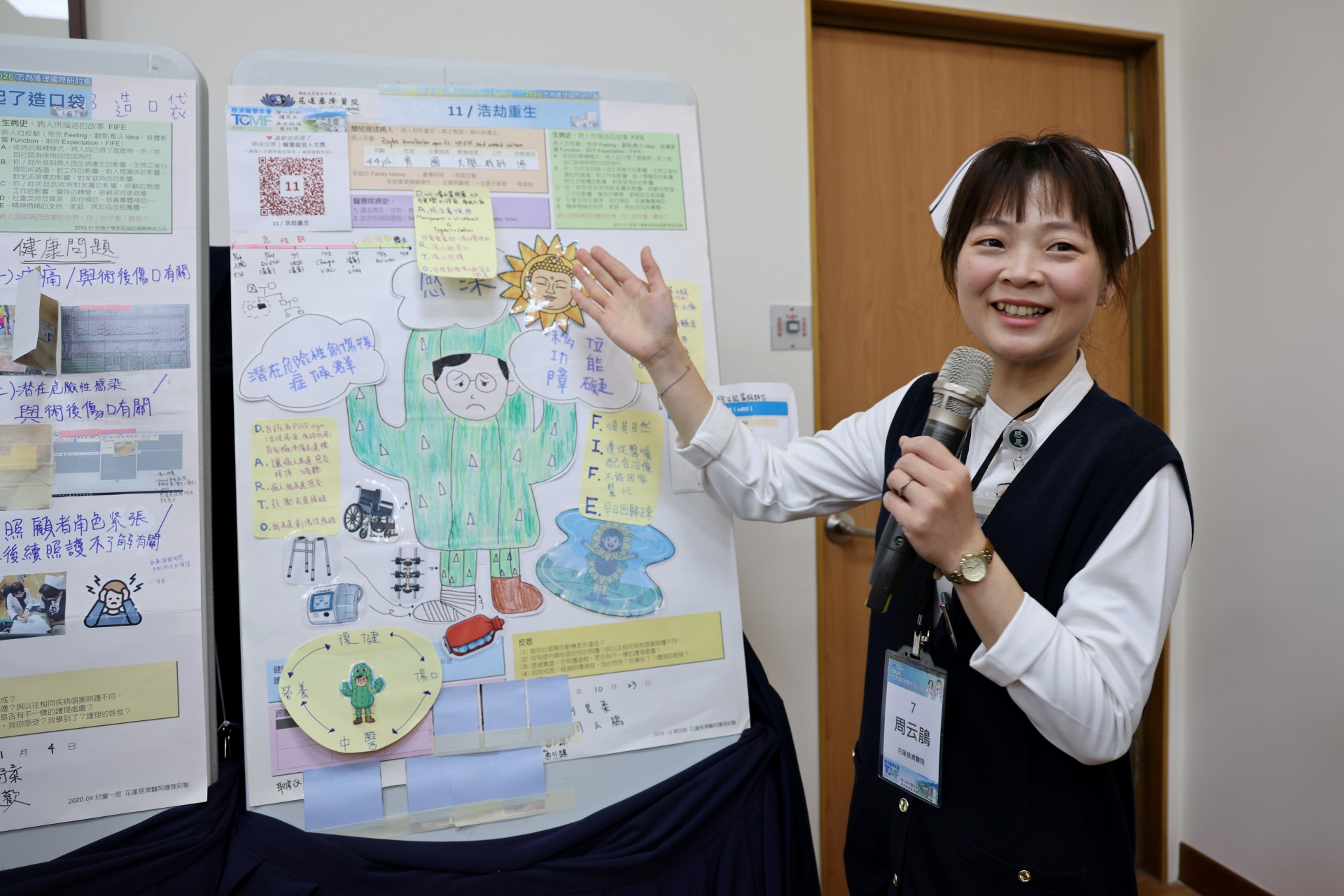 整合醫學急診後送病房護理長周云鵑，代表護理師劉旻柔分享一名在去年在馬太鞍溪堰塞湖洪災中受傷的44歲男性個案。