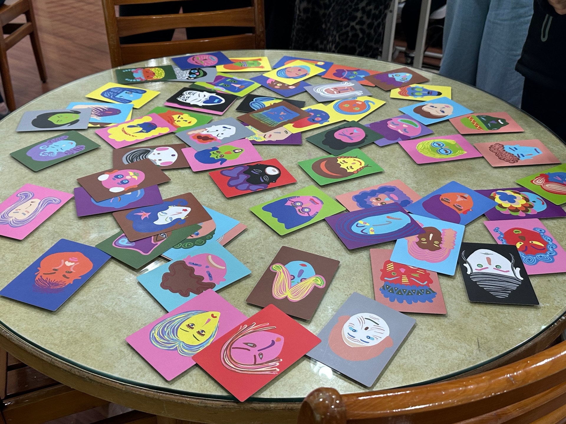 透過表情臉卡作為媒介介紹自己和別人連結