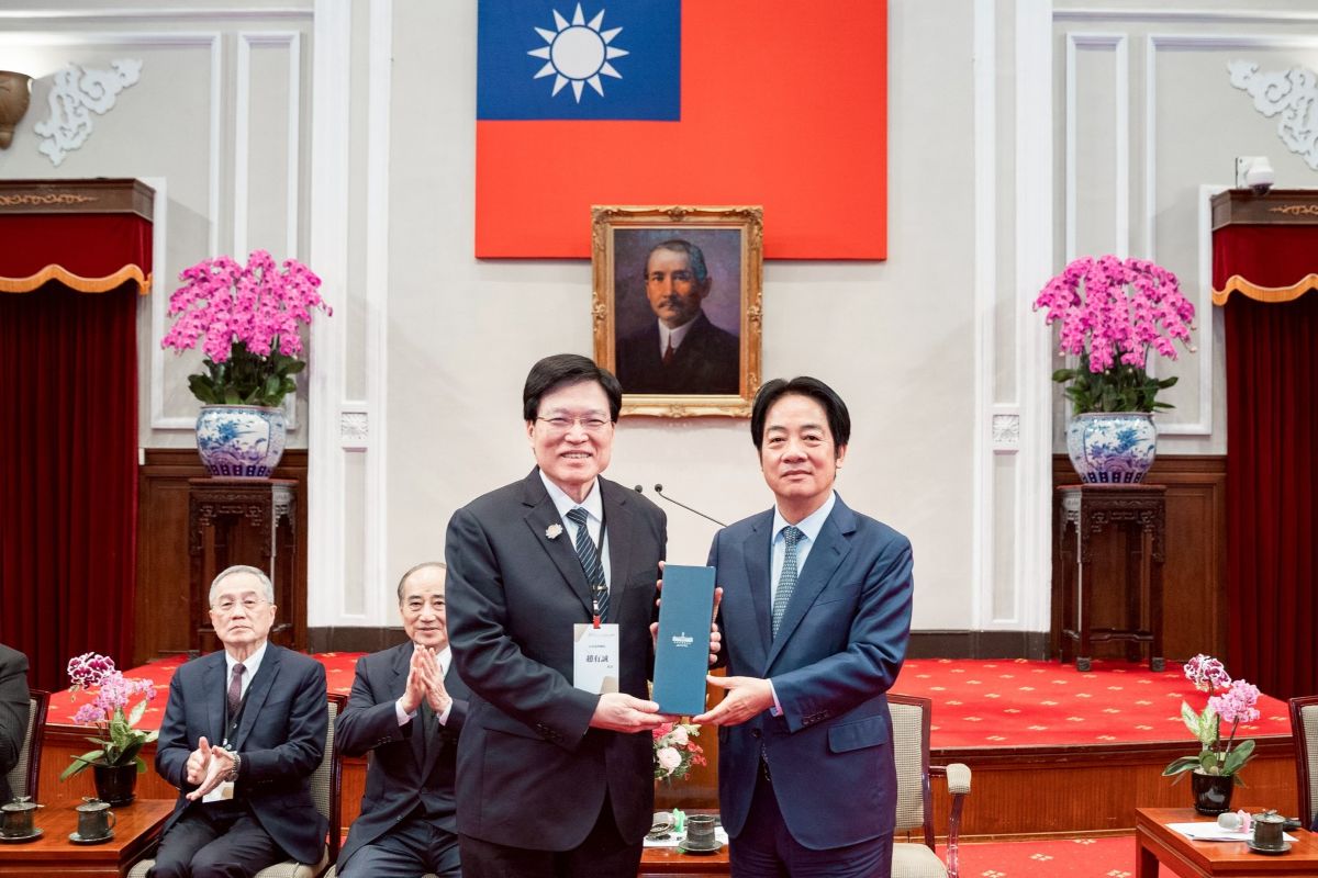 台北慈濟醫院在SNQ國家品質標章認證中，摘得一銀獎與四標章，趙有誠院長代表台北慈濟醫院前往總統府受獎。