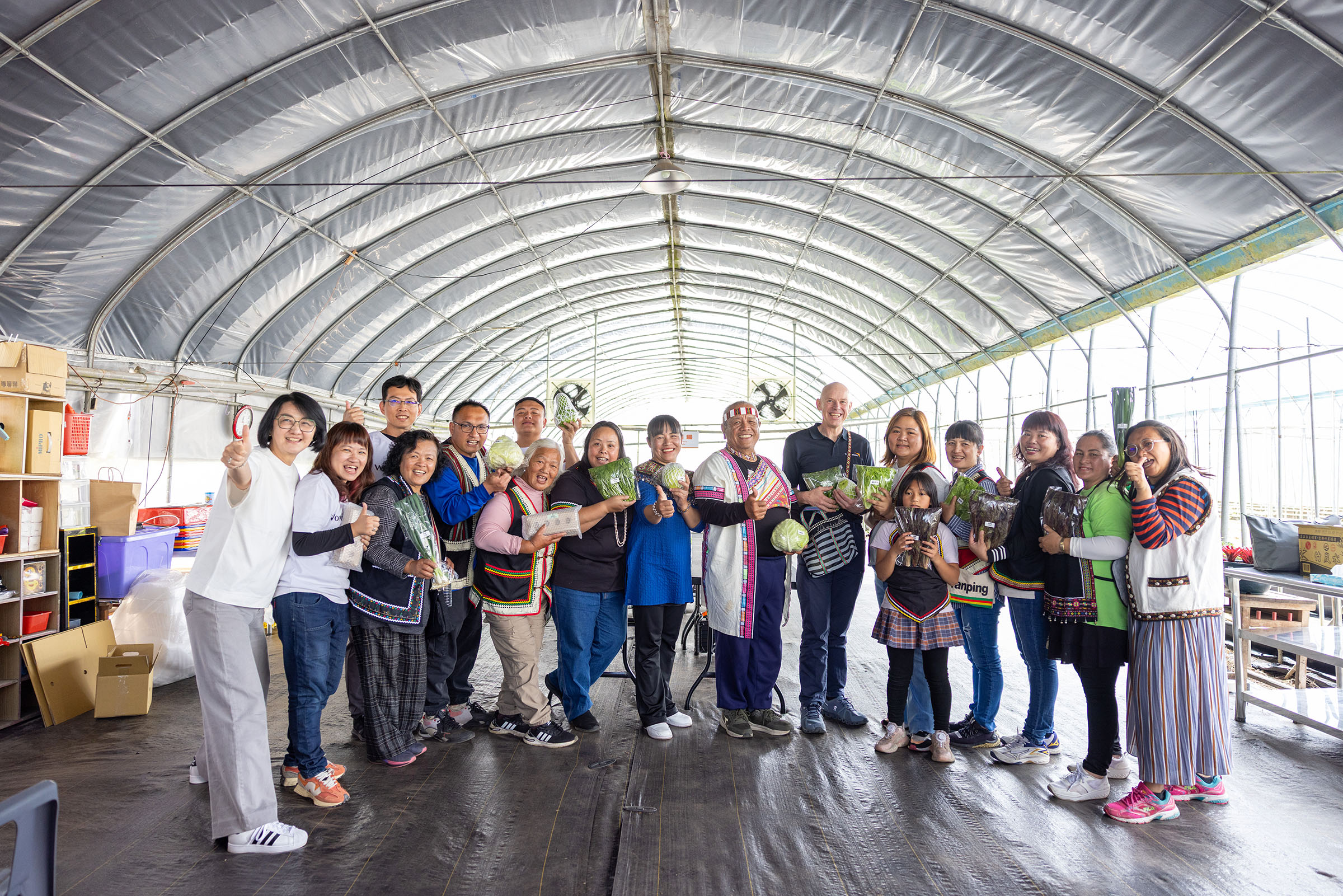 安德魯‧莫利在「原鄉蔬菜箱」培力班成員的笑容與欣欣向榮的菜園中，看見在地培力帶來的豐盛與喜樂。(台灣世界展望會提供)