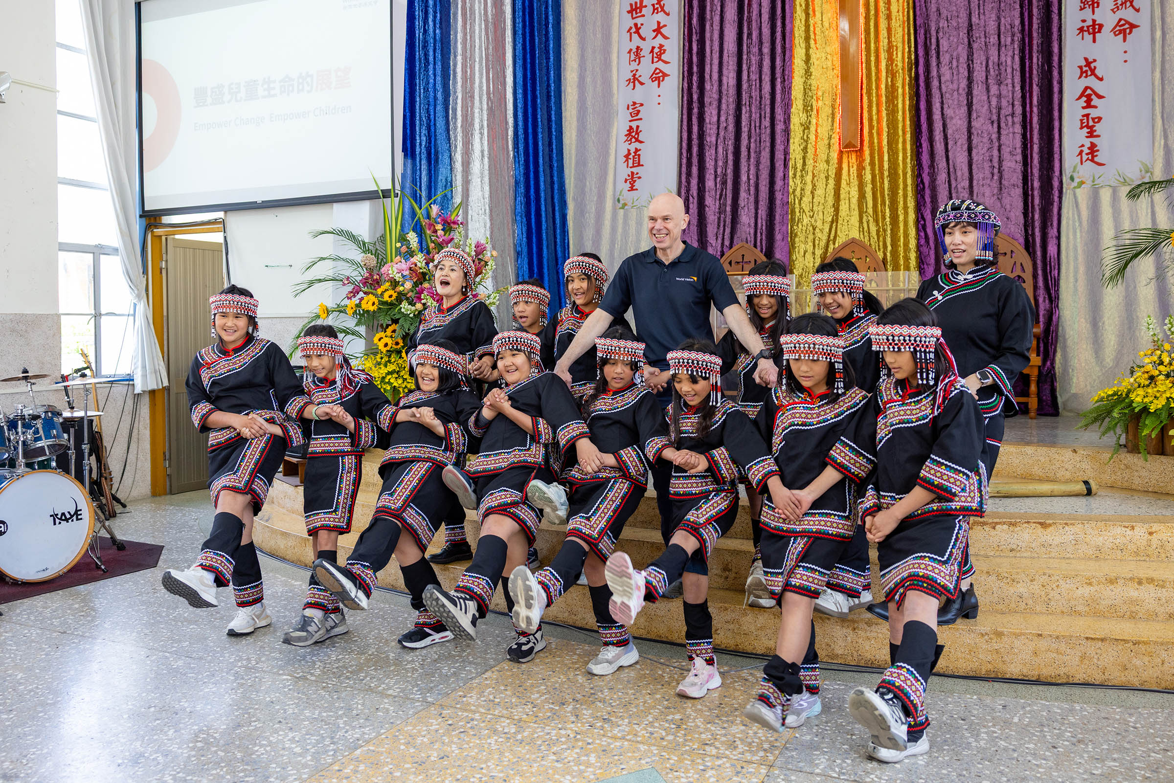 安德魯‧莫利從東埔國小合唱團孩子身上，更認識布農傳統文化的優美與深刻。(台灣世界展望會提供)