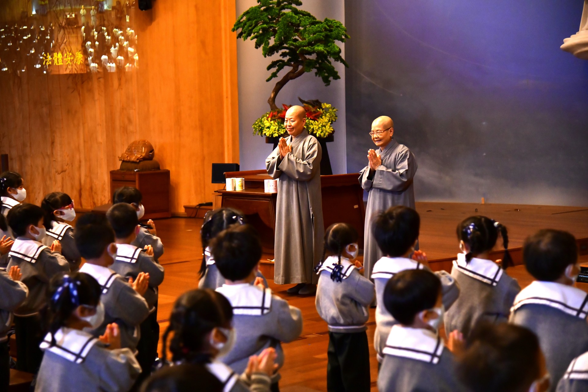 在德耘師父及德霈師父的陪伴下透過分享與演繹活動，讓 上人、精舍師父了解慈小與幼兒園