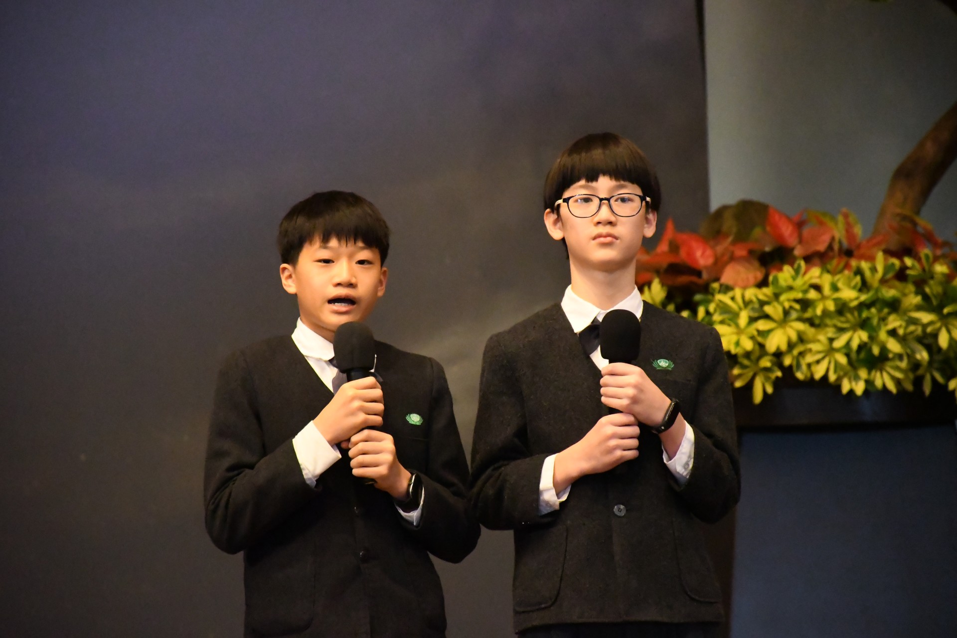 4-倪慕謙、沈子善同學分享英語戲劇《巧克力冒險工廠》演出的學習成果，透過劇情讓大家體會誠實、不貪心與感恩的重要。