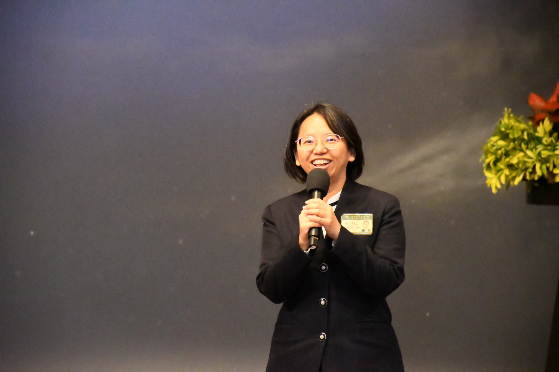 國小謝瑞君老師分享寒假期間陪伴學生前往美國南加州參加「冬令國際探索營」，透過跨文化交流與學習，一起探索世界。