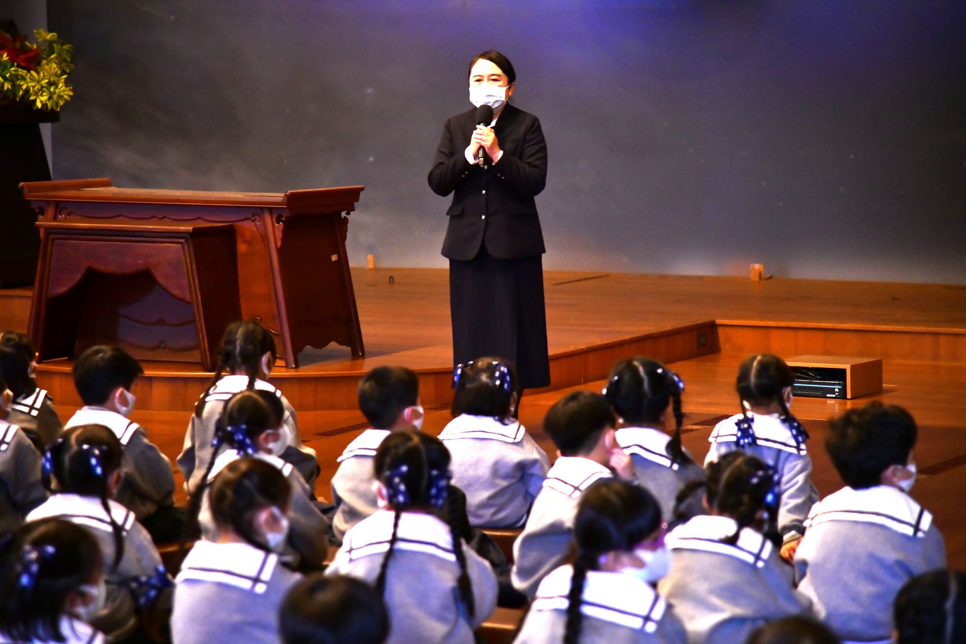 慈大附中校長廖逸貞分享，看到孩子們從小培養日行一善的習慣，透過每天投入竹筒，不