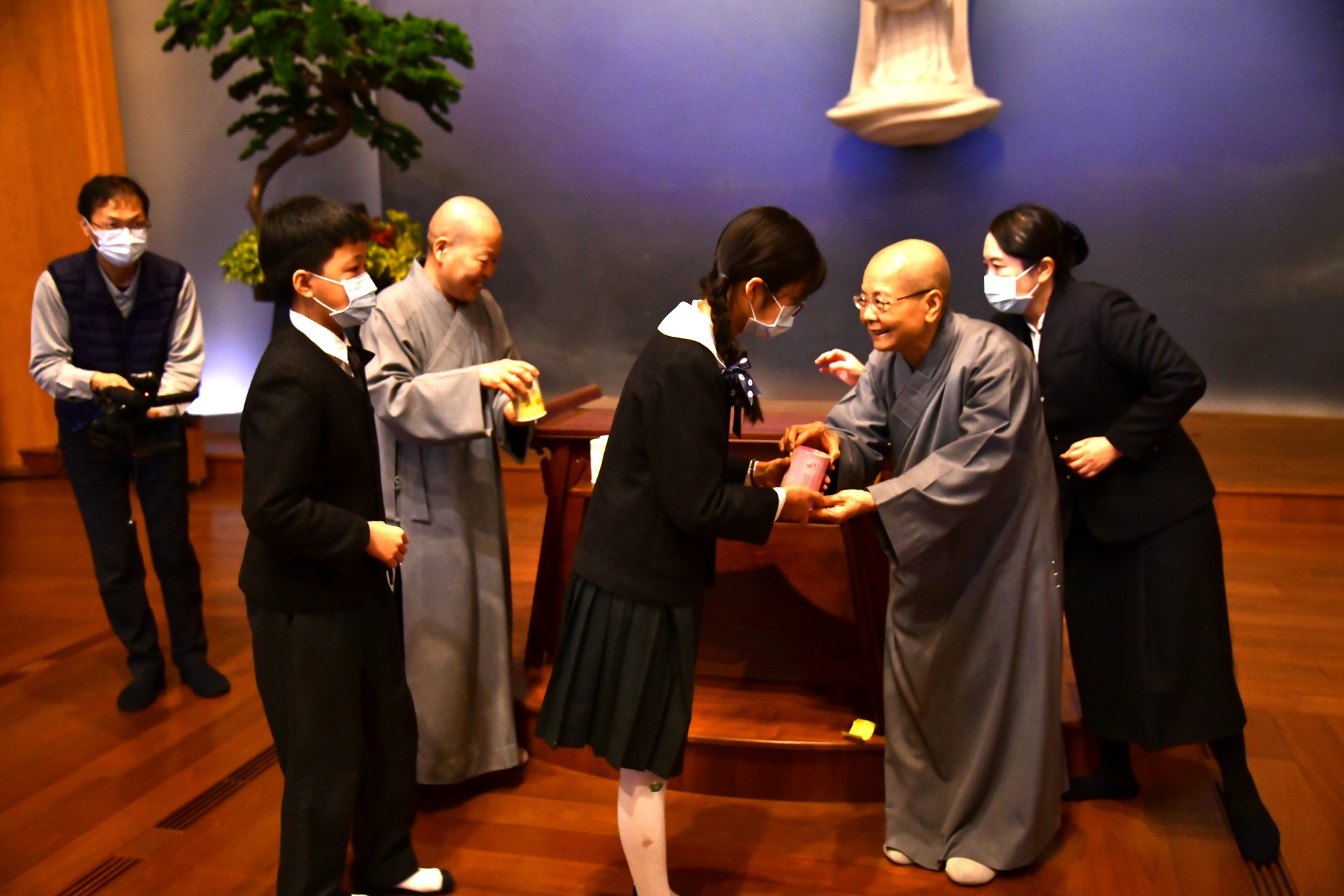 師生與師公上人有一個小小的約定，就是每天將零用錢投入竹筒，累積點滴愛心，在農曆