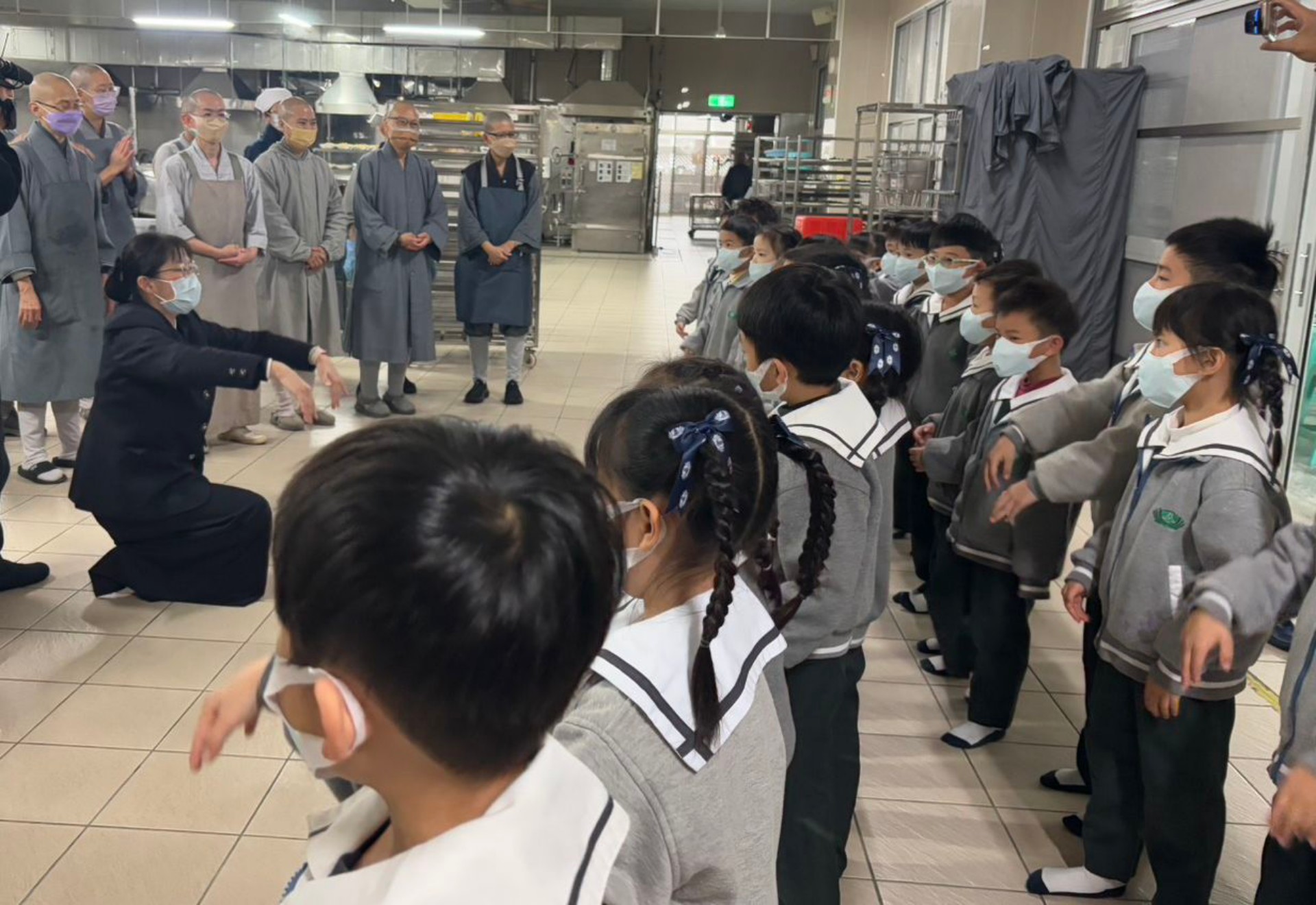 活動中，幼兒園孩子也特別到各單位表達感恩