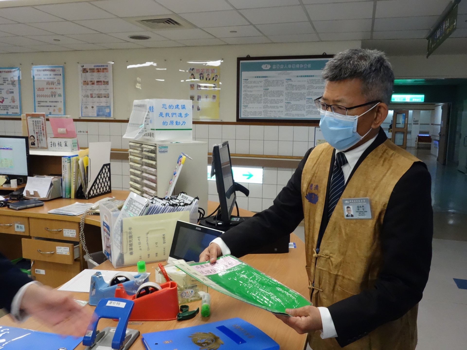 楊秋興第一次到大林慈濟醫院擔任醫療志工，忙得很歡喜