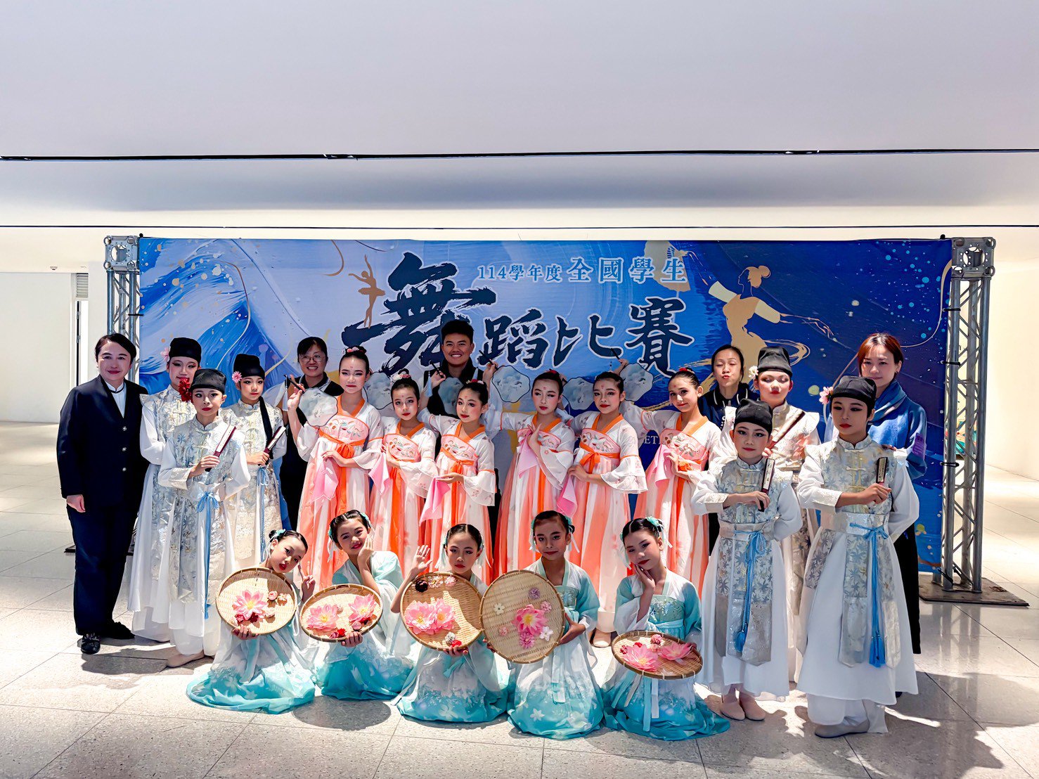 國小部作品〈遊園賦意始於春〉