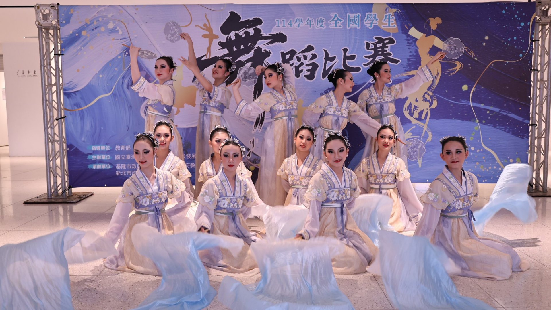 國中部作品〈雨碎凡塵〉