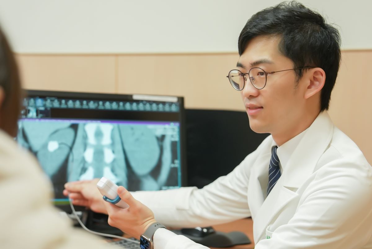 台北慈濟醫院泌尿科鐘伯恩醫師看診示意照。