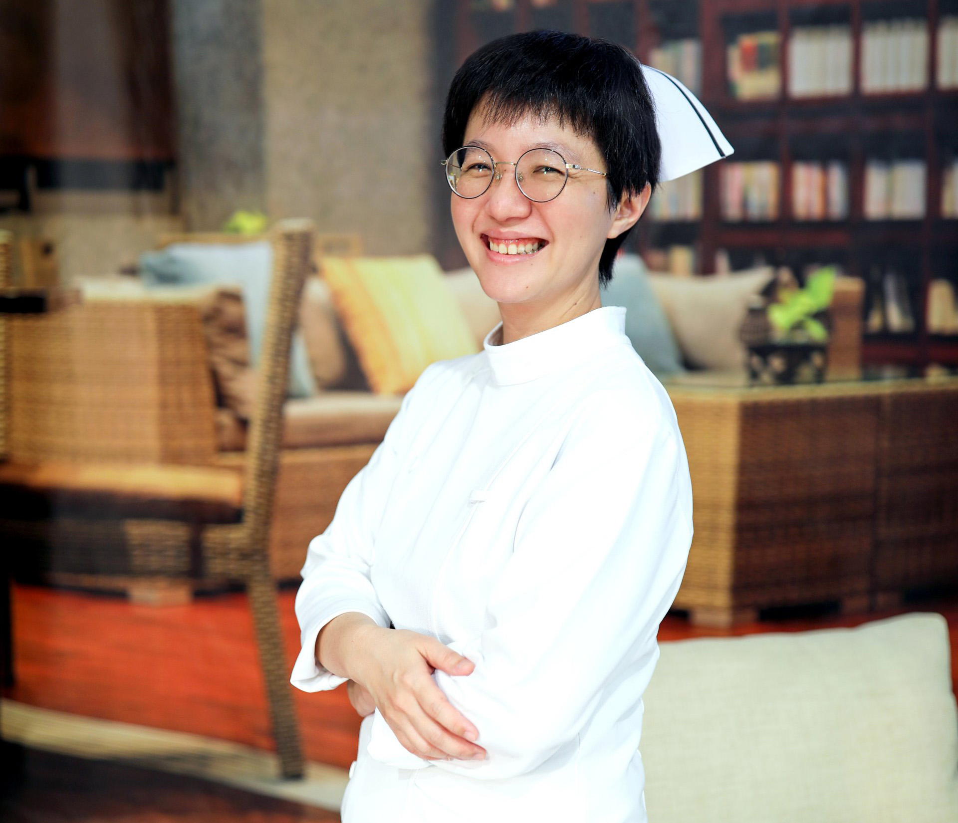 個性沉穩理性的陳巧菱護理長，管理團隊時展現充分的信任與包容。她感恩上人、院長林欣榮以及護理部長期以來的支持，未來也將持續帶領團隊穩紮穩打，守護精神障礙與失智長者的健康。