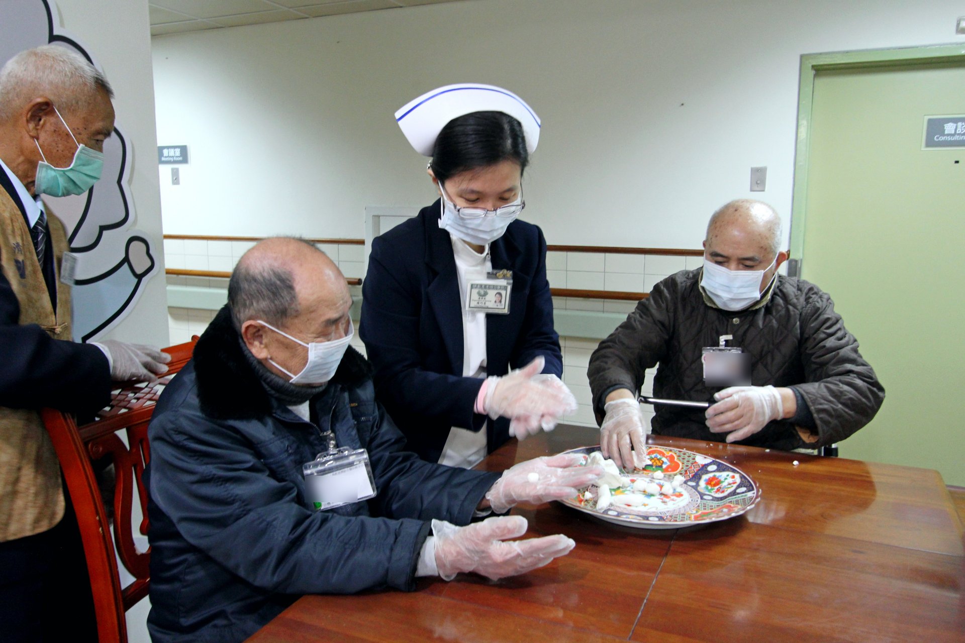 陳巧菱形容，照護病友就像在「蓋房子」。當大腦生病後，許多功能可能逐漸退化，而護理人員的角色，就是陪伴病友打好地基、重建生活秩序。