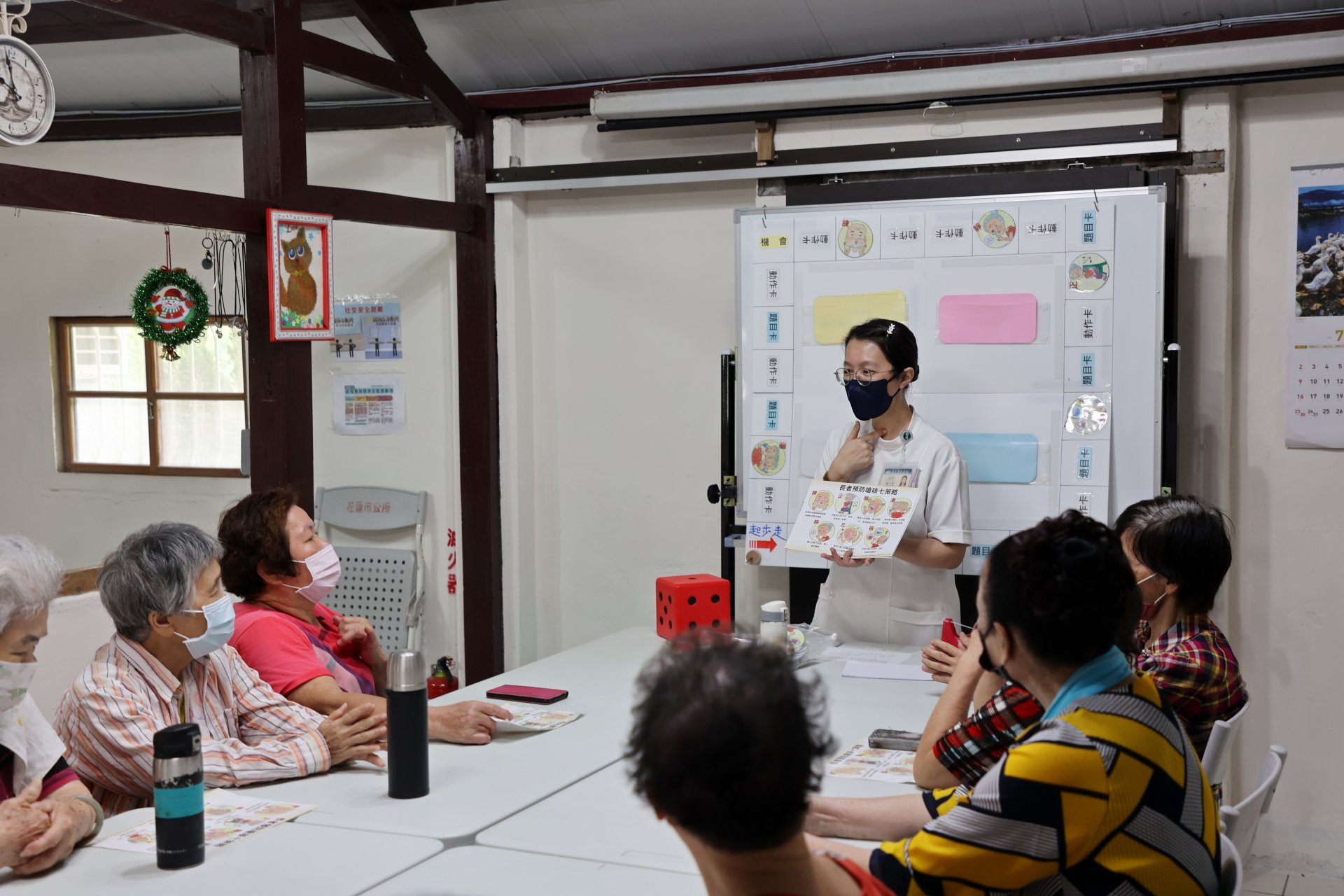 心思細膩的陳巧菱觀察到，許多失智長者長期受嗆咳之苦，於是與復健部語言治療師合作，改善長者吞嚥困難的問題，將口腔運動拆解成簡單易學的步驟，並與同仁設計趣味桌遊，提升病人的生活品質。