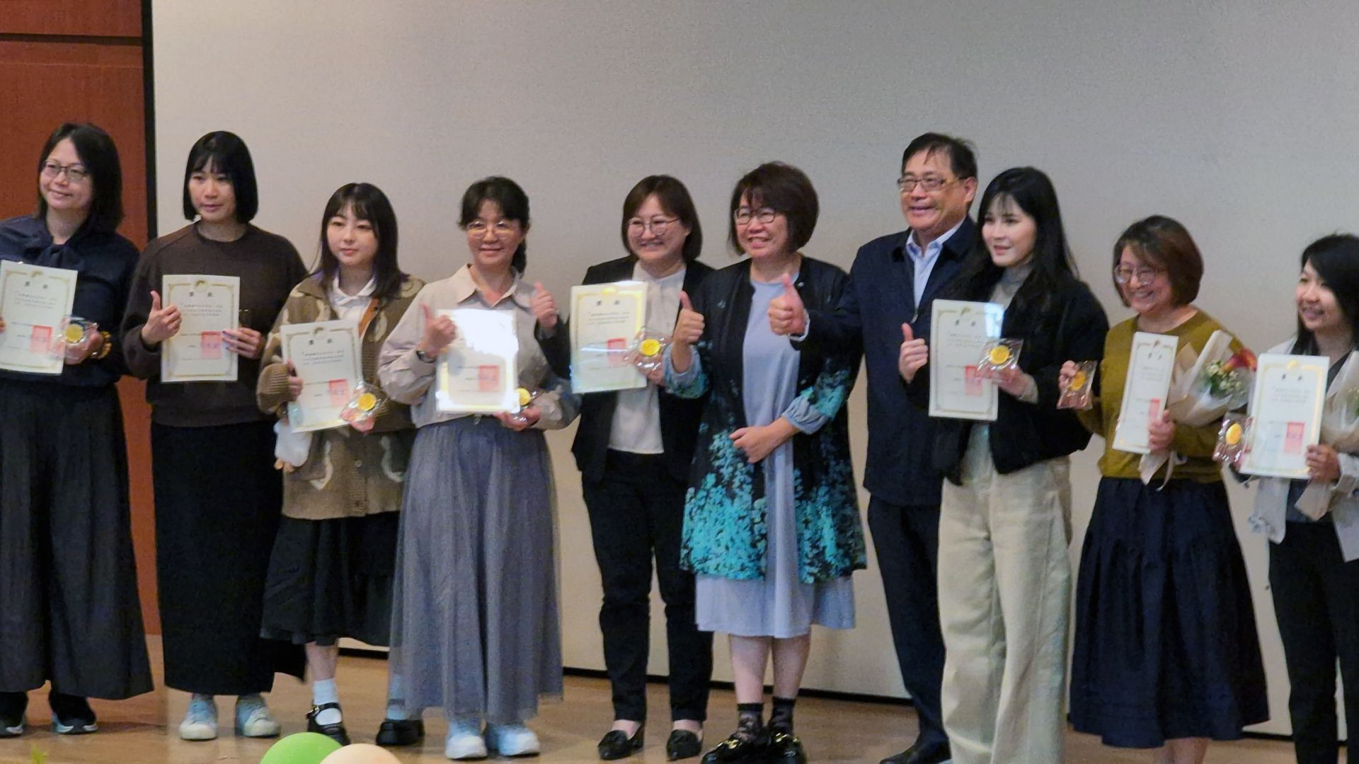 陳巧菱（左四）獲頒中華民國精神衛生護理學會「114年度優良精神衛生護理人員」獎項，從全臺眾多菁英中脫穎而出，成為僅有的七十位獲獎者之一，頒獎典禮於衛生福利部嘉南療養院舉行。