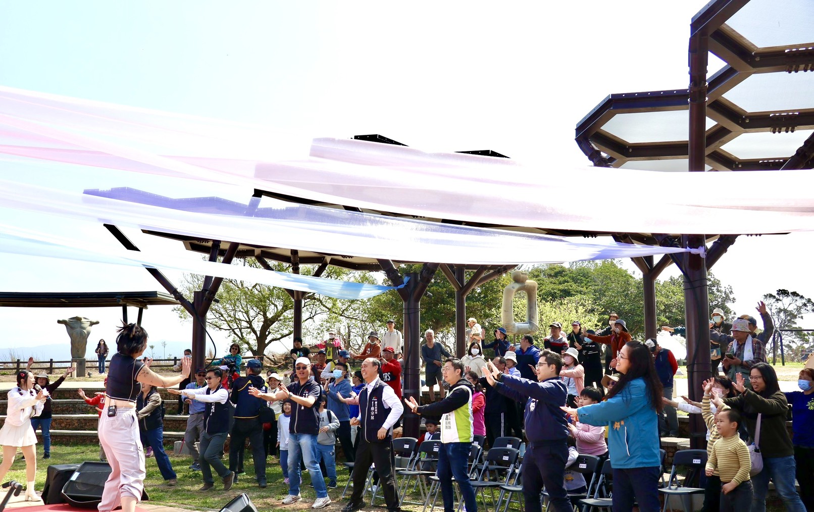 健走前熱身帶動跳。