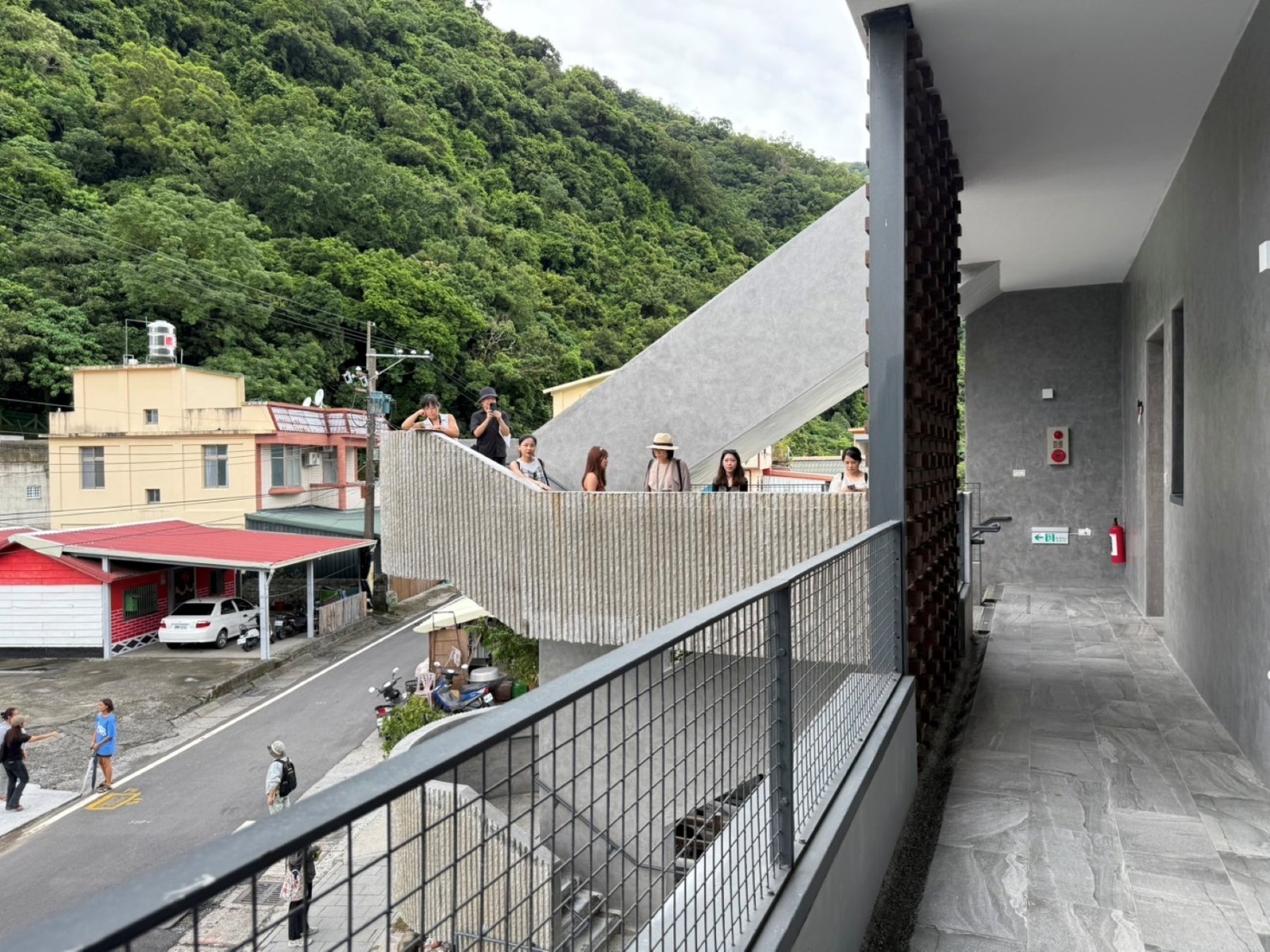 土坂活動中心以文化意涵融入，打造柔和線條的樓梯造型設計。