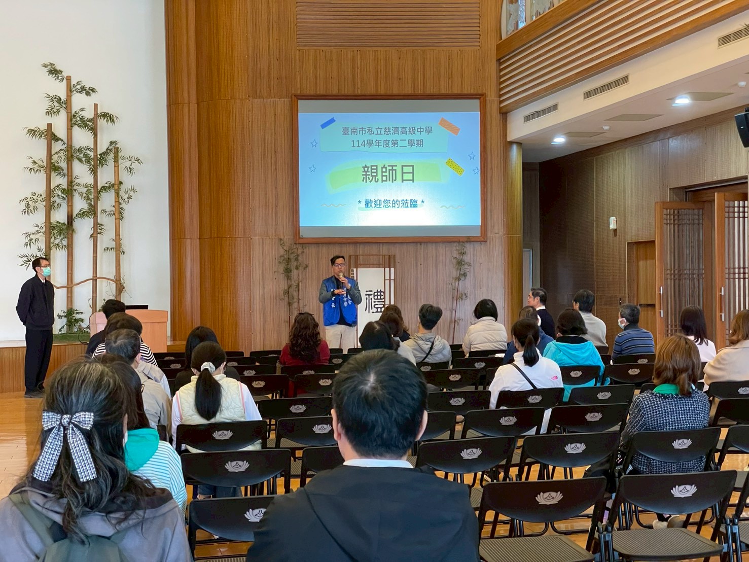 家長會郭展佑副會長與家長們分享交流。
