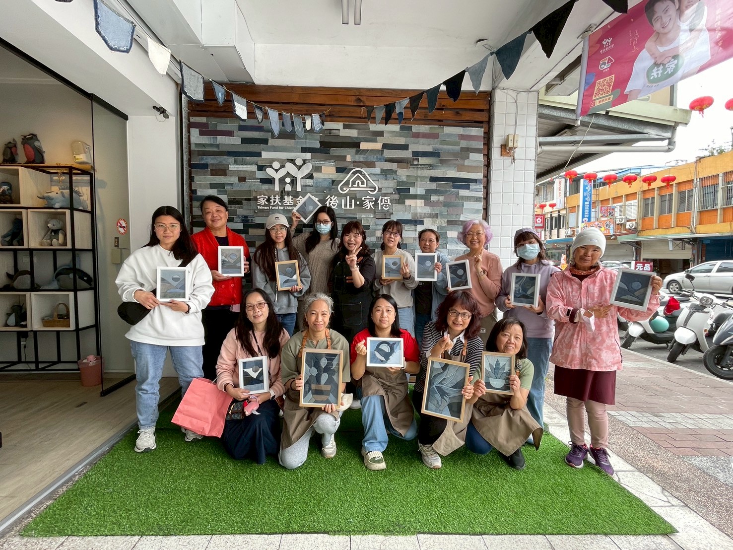 社區民眾與完成的「藍色記憶拼圖」DIY作品合影留念