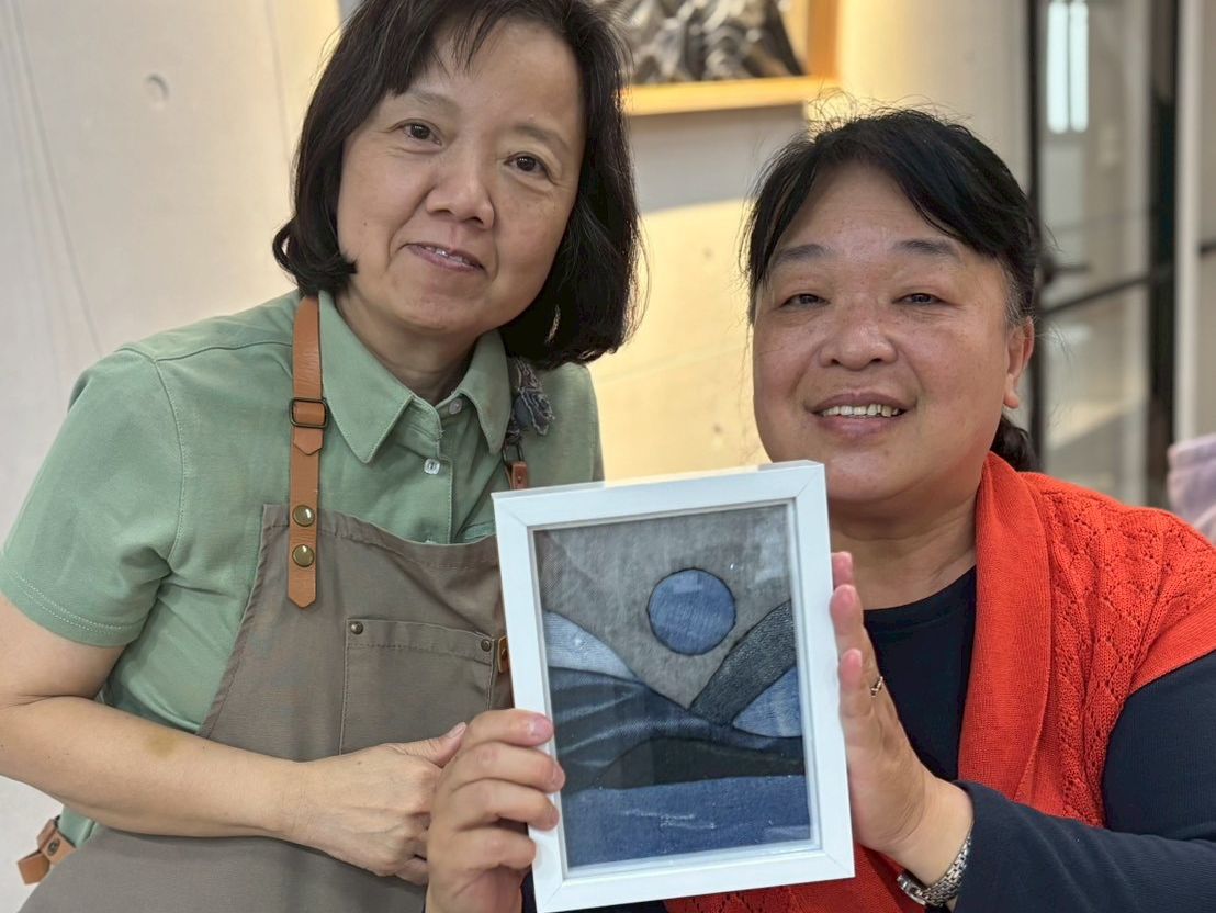 「藍色記憶拼圖」以免縫拼貼技術完成，全程不須車縫，很有成就感