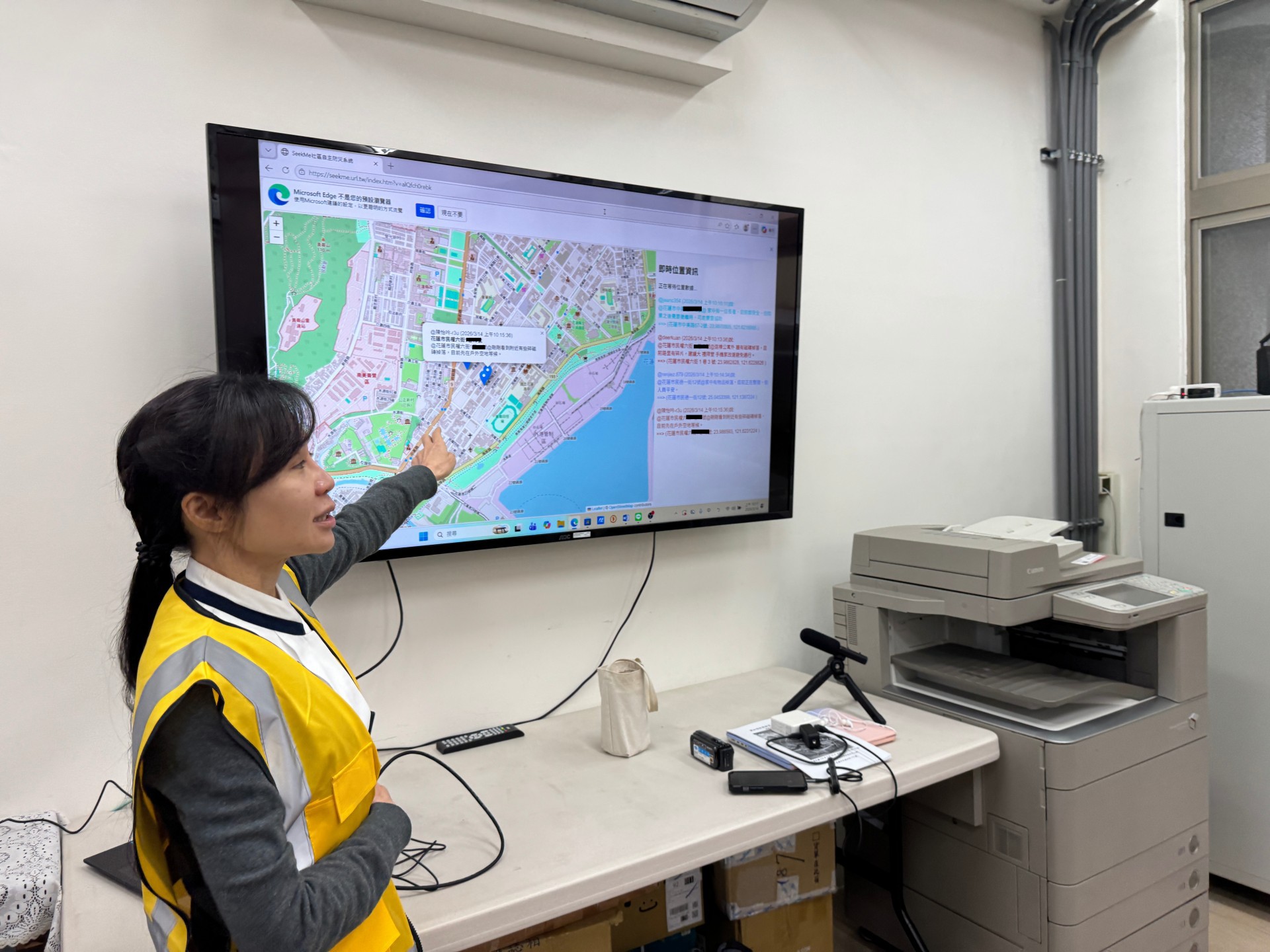 慈大嚴嘉楓教授指出，「Seek Me」是由慈大和東華共同開發，系統發想是0403大地震後，操作方式也相當簡單，只要將系統結合社區或直播主使用的YouTube平台，即可透過Google Map看到居民標記的位置與求助留言。