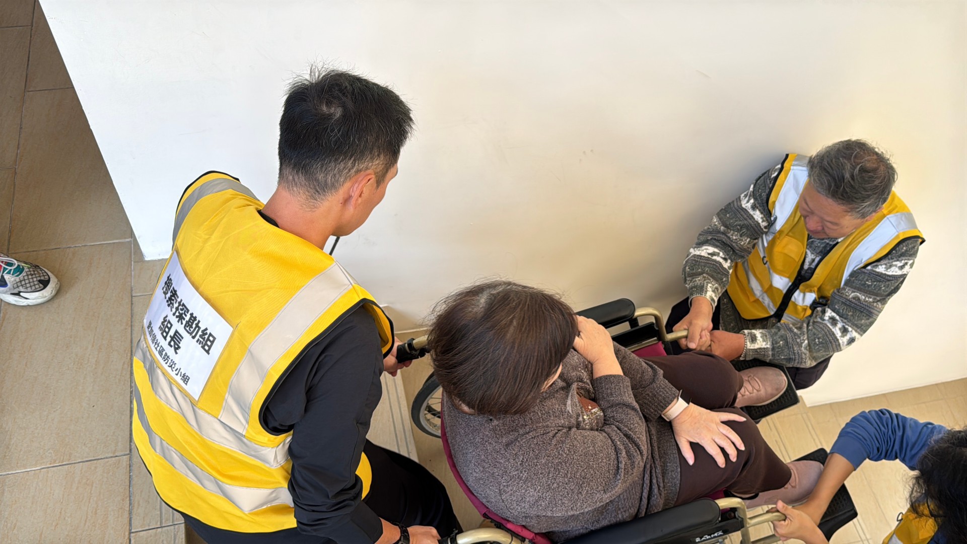 特別模擬如何協助坐輪椅者避難