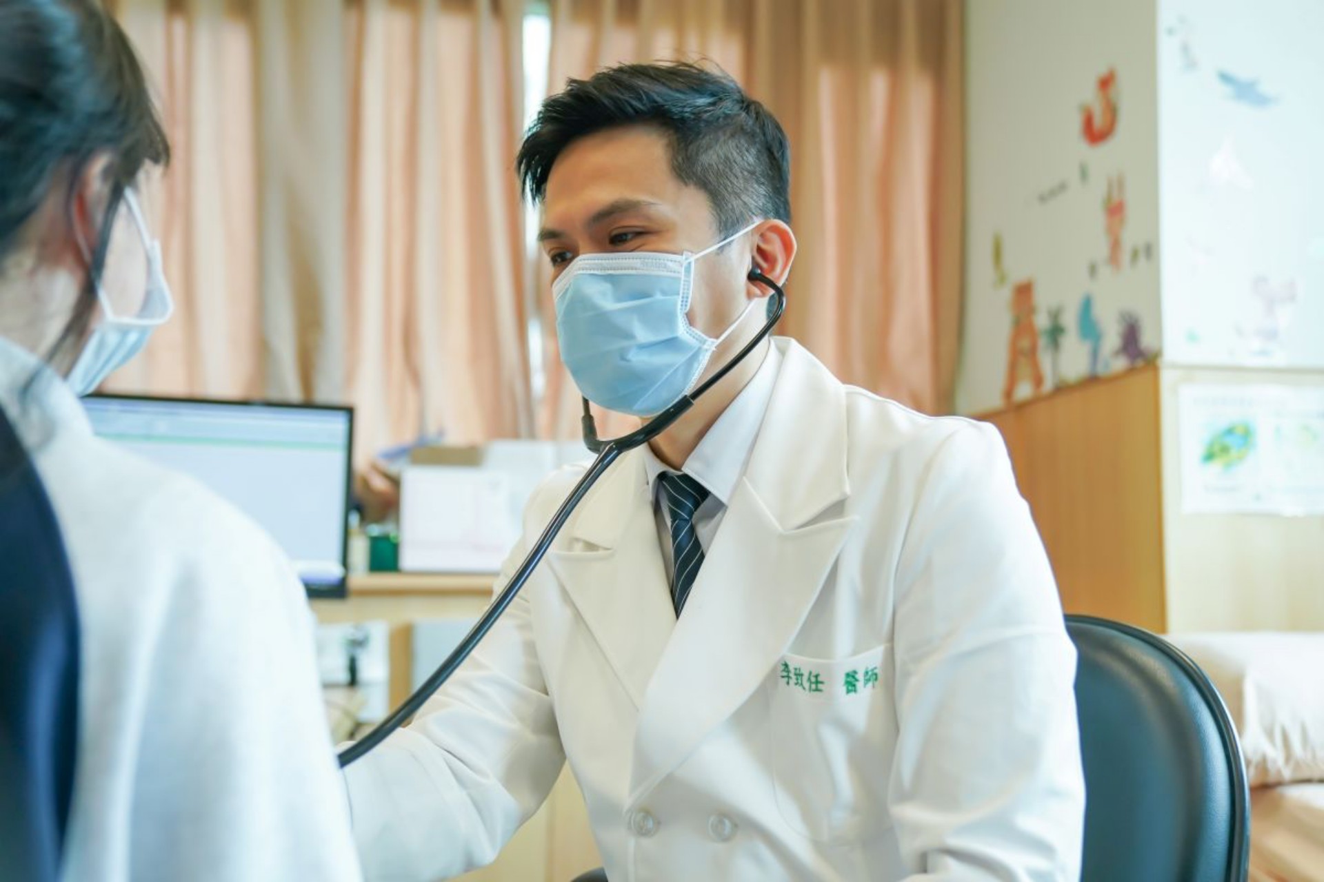 台北慈濟醫院兒科部腸胃科李致任醫師看診示意照。