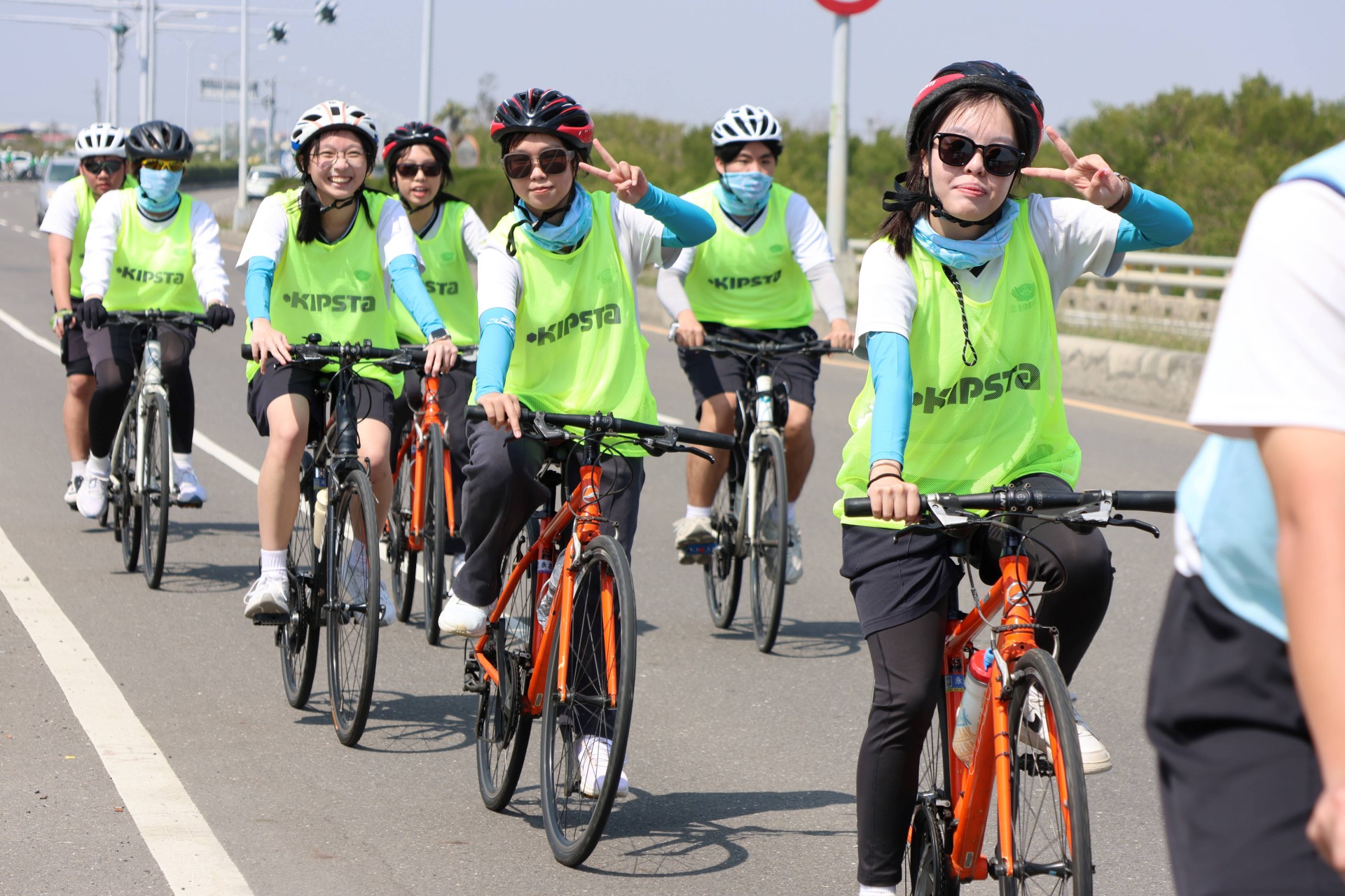 高三學長姊擔任陪騎與代騎志工，在責任、勇氣與毅力的傳承中，凝聚校園世代之間的情感