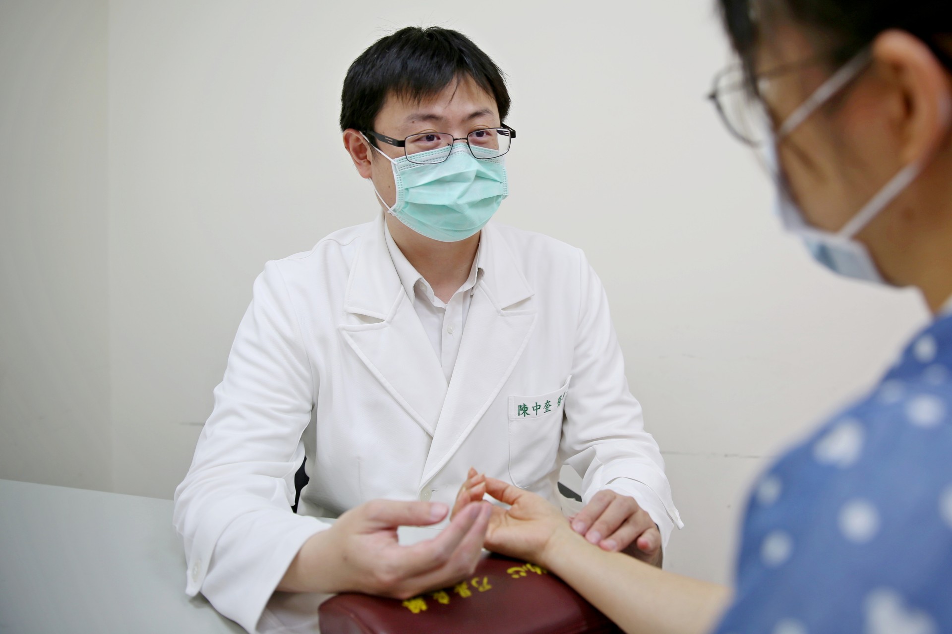 花蓮慈濟醫院中醫預防醫學中心副主任陳中奎表示，春季養生除養肝外，也要兼顧脾胃調理，建議維持早睡早起、規律作息，讓陽氣自然生發而不過亢。