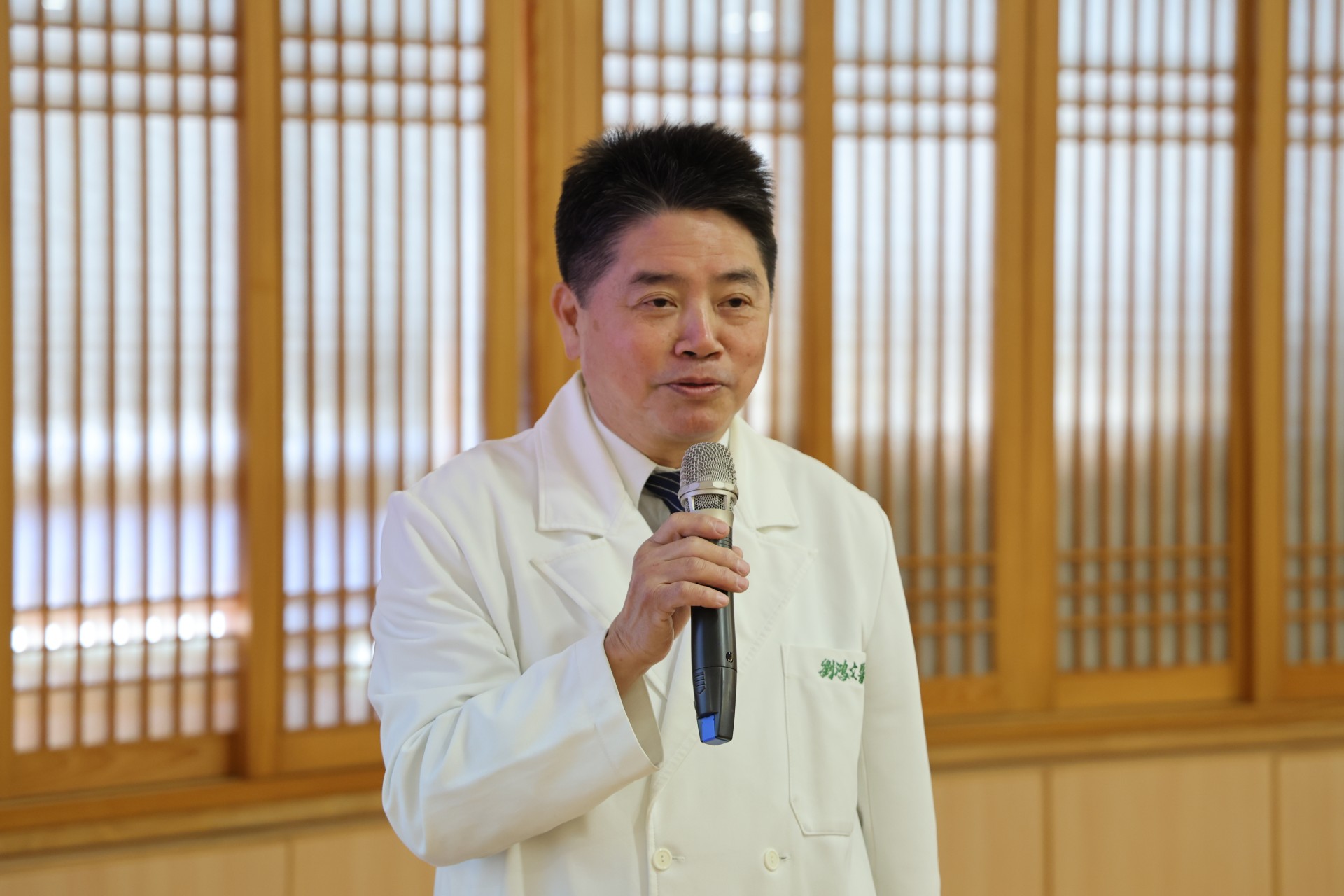 職業醫學科主任劉鴻文醫師以多年的經驗說明，預防勝於事後處理，事業單位應建立零容忍政策，清楚申訴與調查機制，並透過風險評估與教育訓練，才能減少衝突發生。